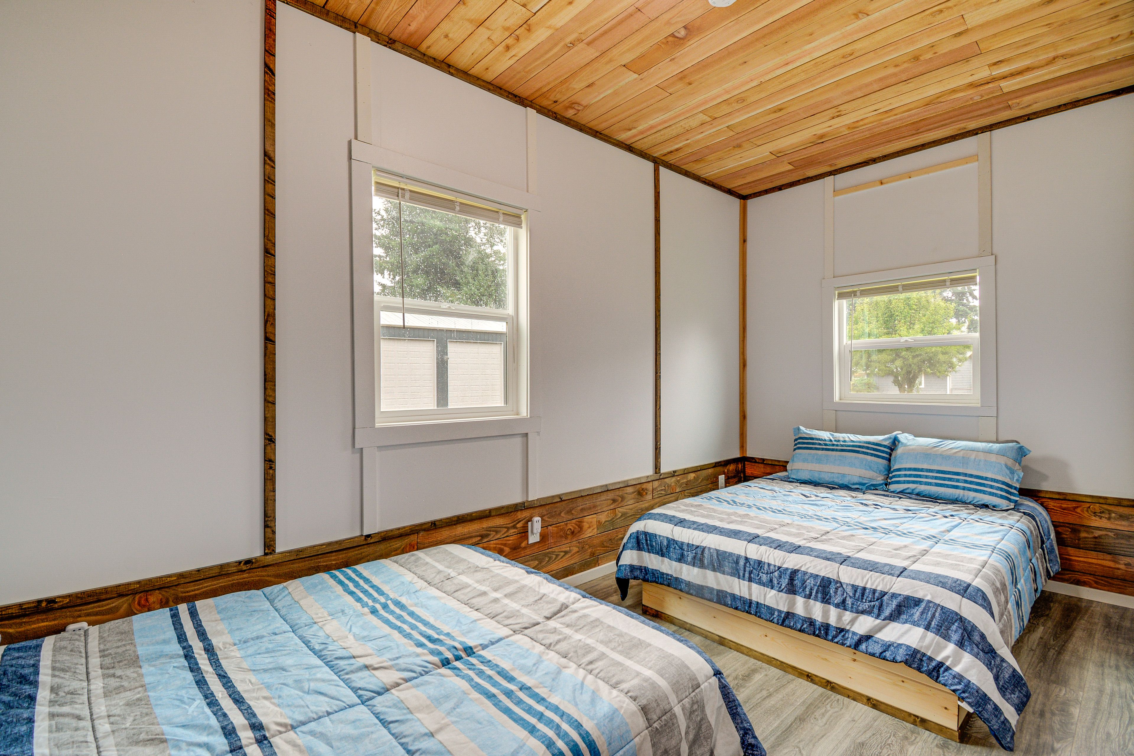 Bedroom | Queen Bed | Full Bed | Linens Provided