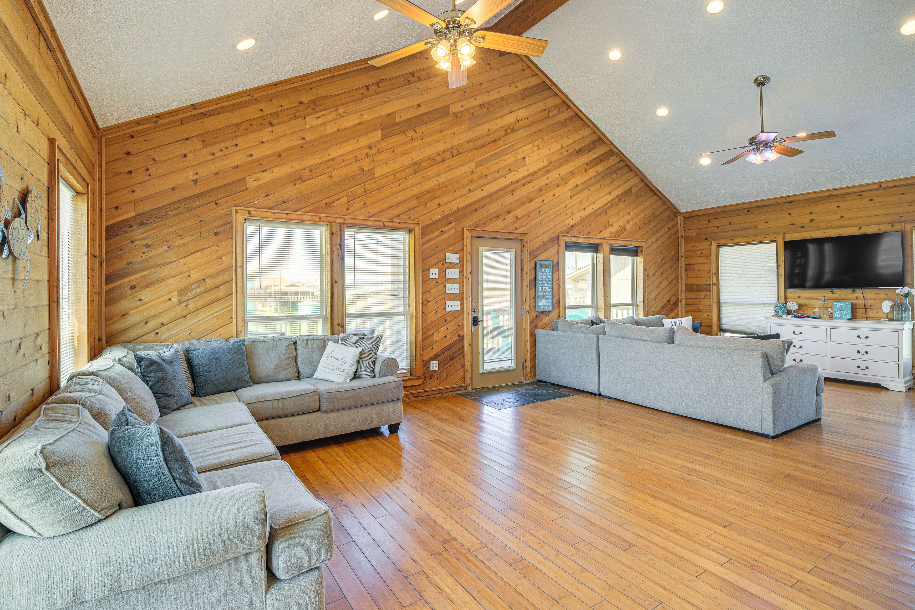 Living Room | Smart TV | Free WiFi | Central A/C & Heating