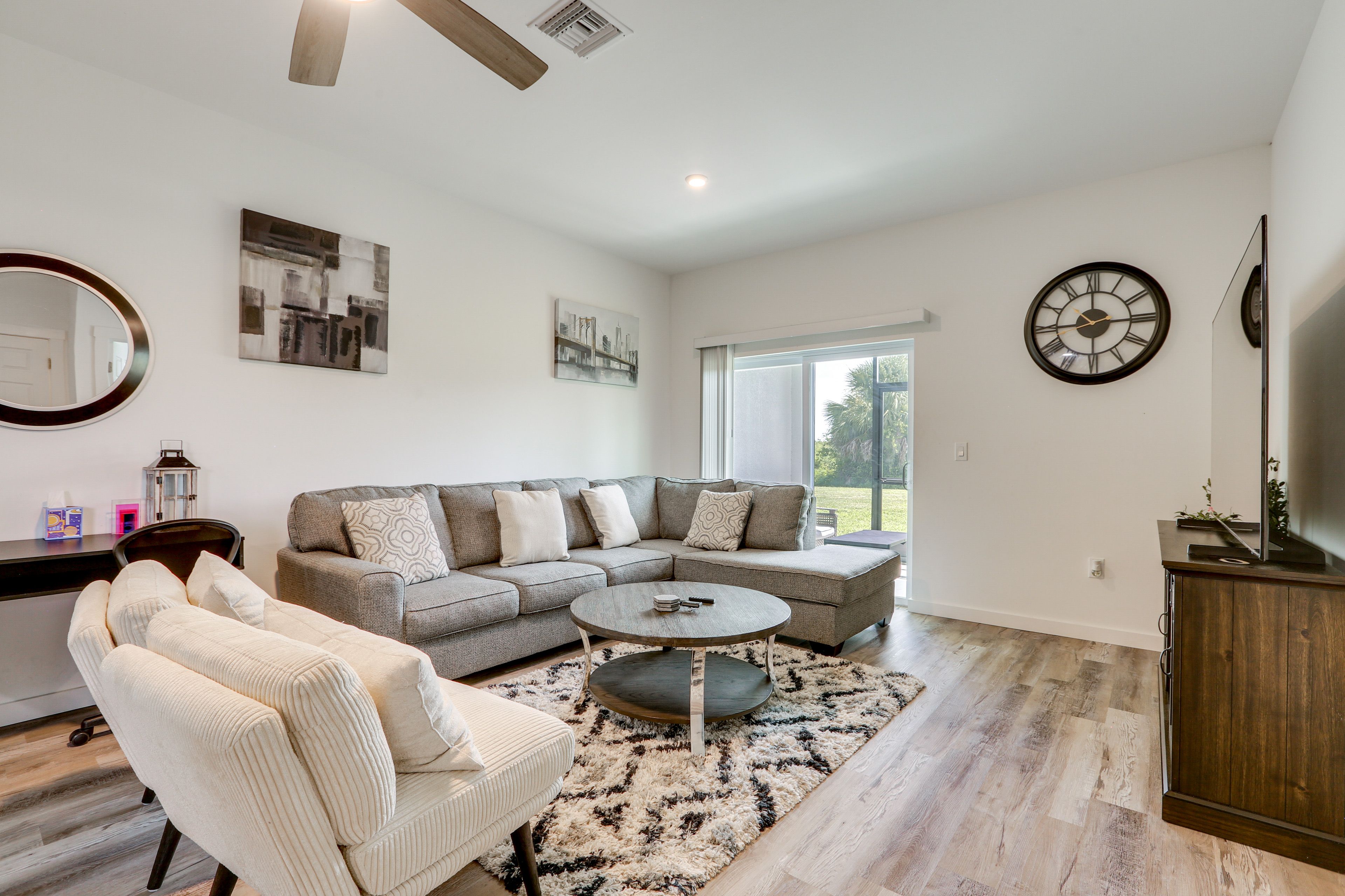 Living Room | Free WiFi | Central A/C & Heat | Smart TV | Desk