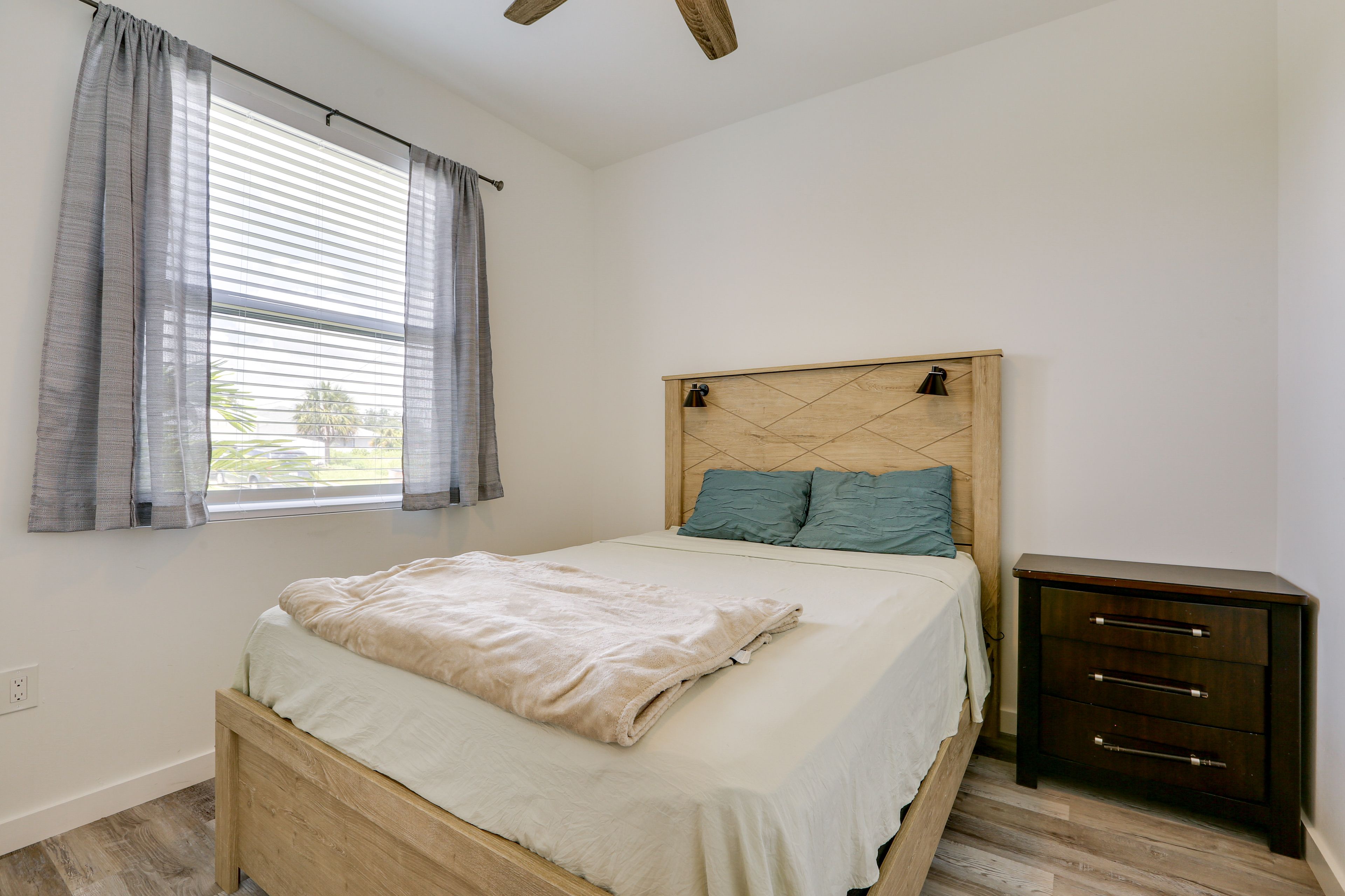 Bedroom 2 | Queen Bed