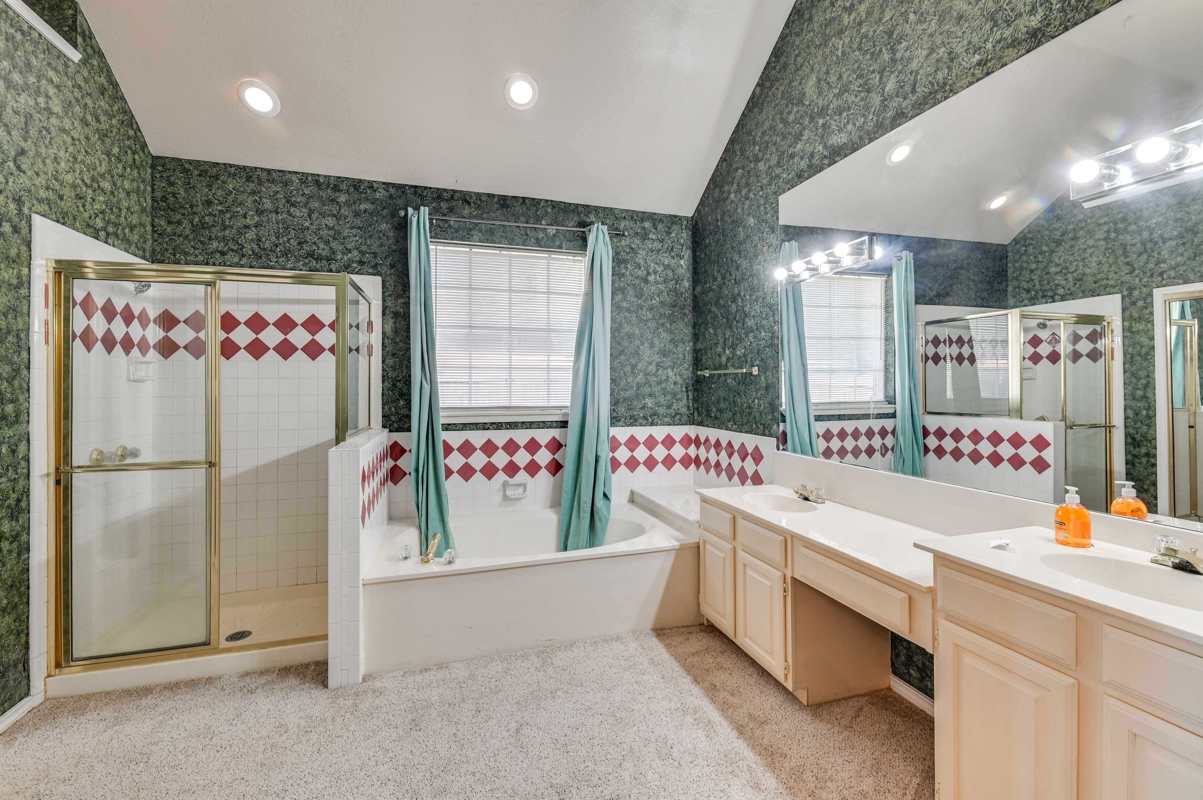 En-Suite Bathroom | Towels Provided | Walk-In Closet