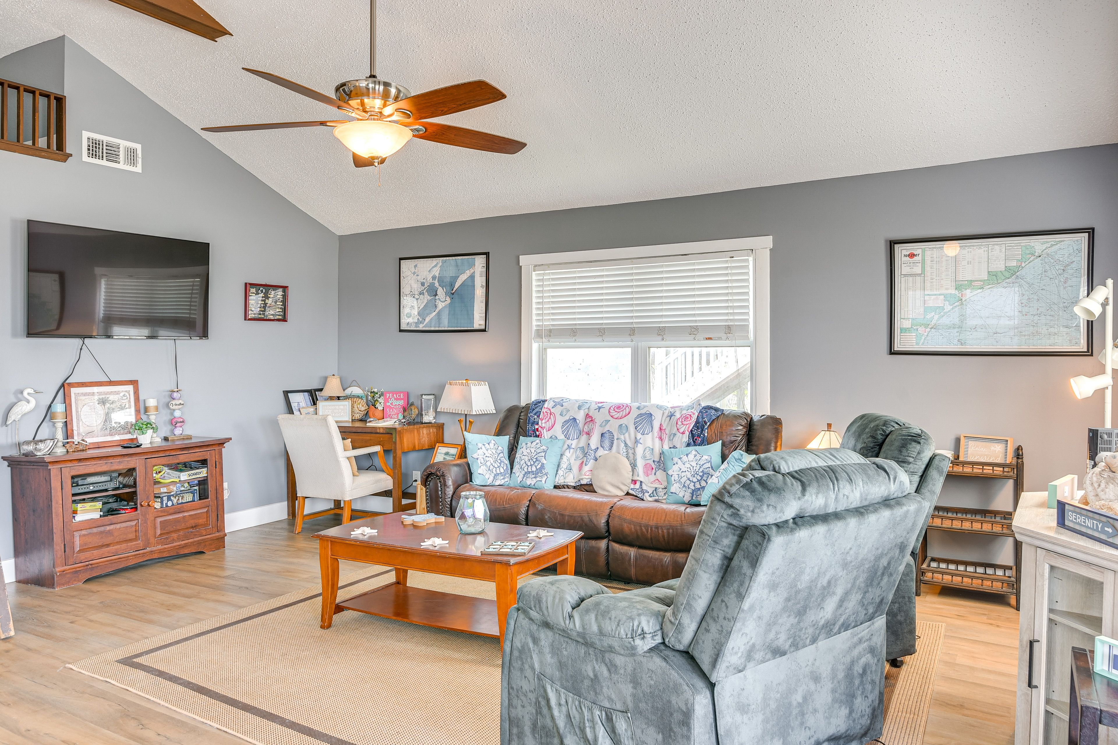 Living Room | Free WiFi | Central Heating & A/C | Smart TV