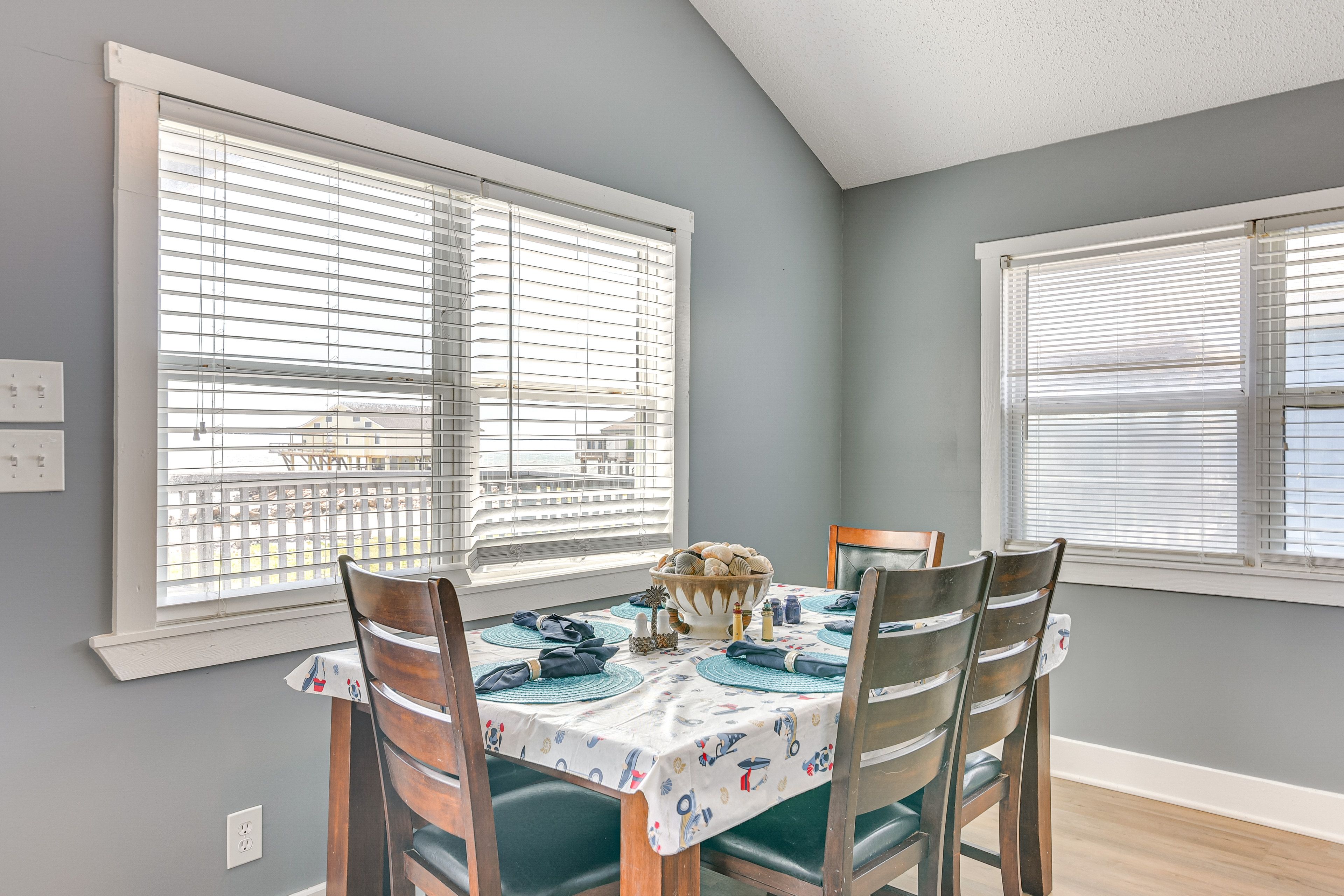 Dining Area | Dishware/Flatware Provided