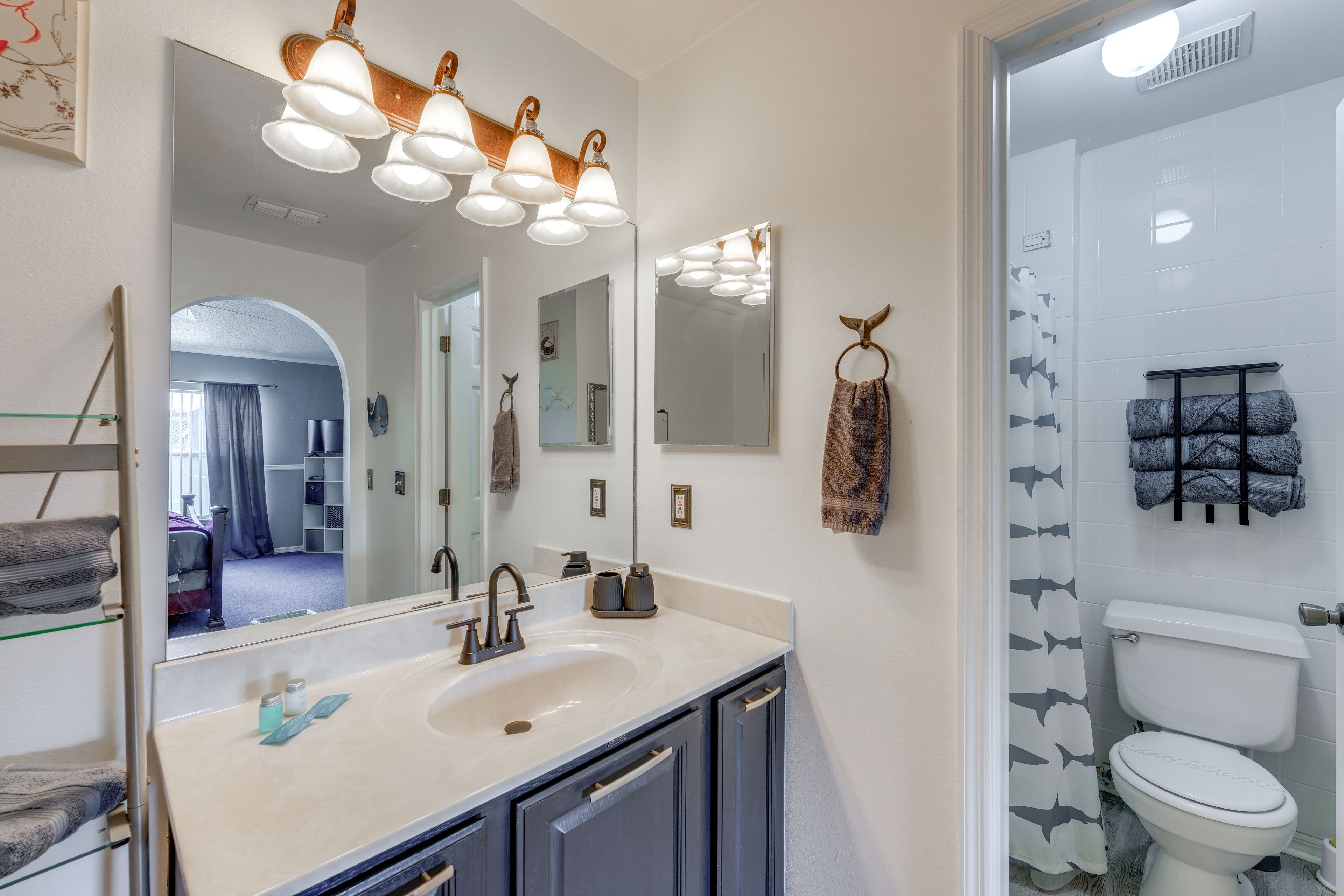 Full Bathroom | Towels Provided | Complimentary Toiletries