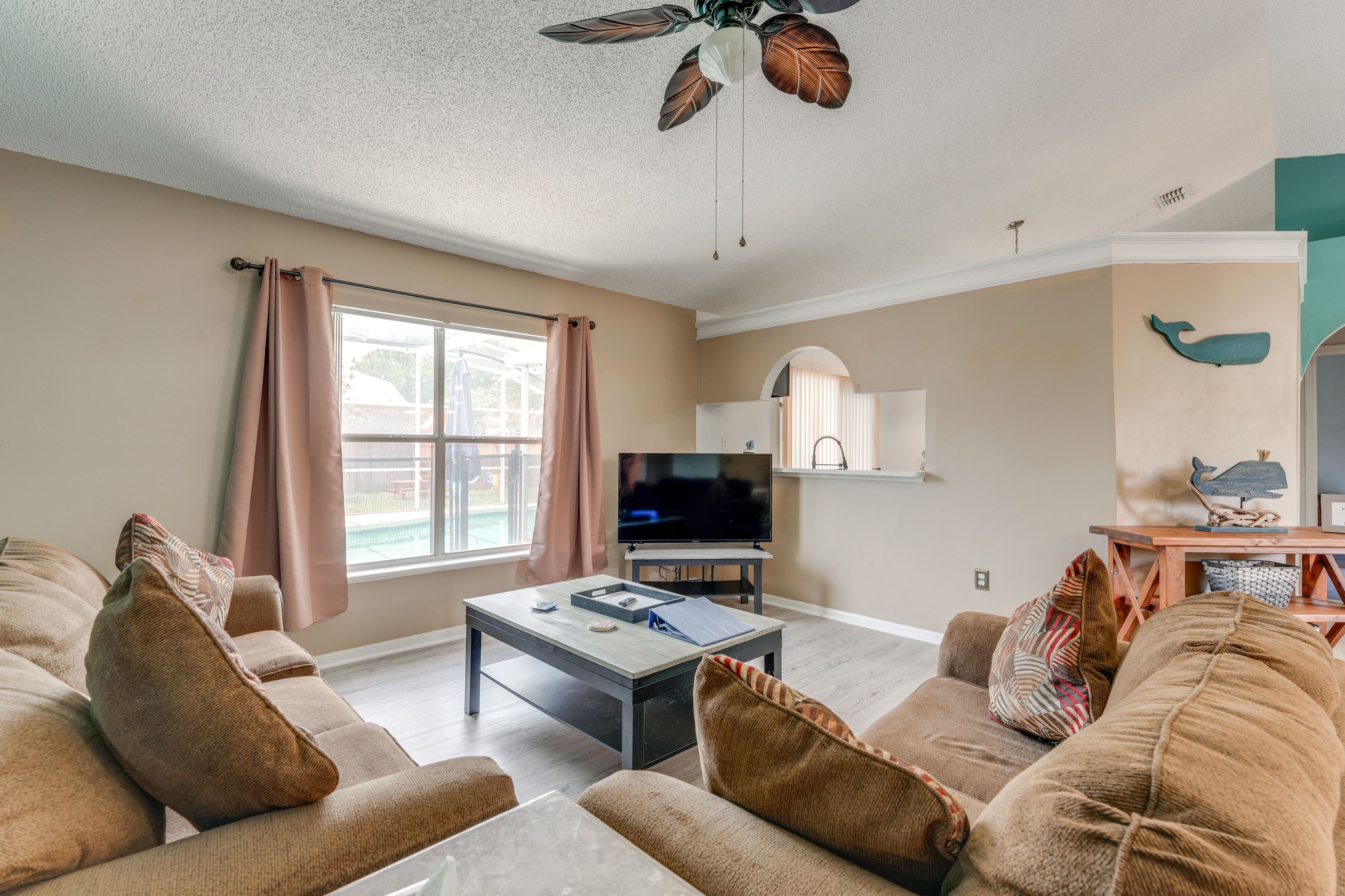 Living Room | Free WiFi | Central Heating & Air Conditioning