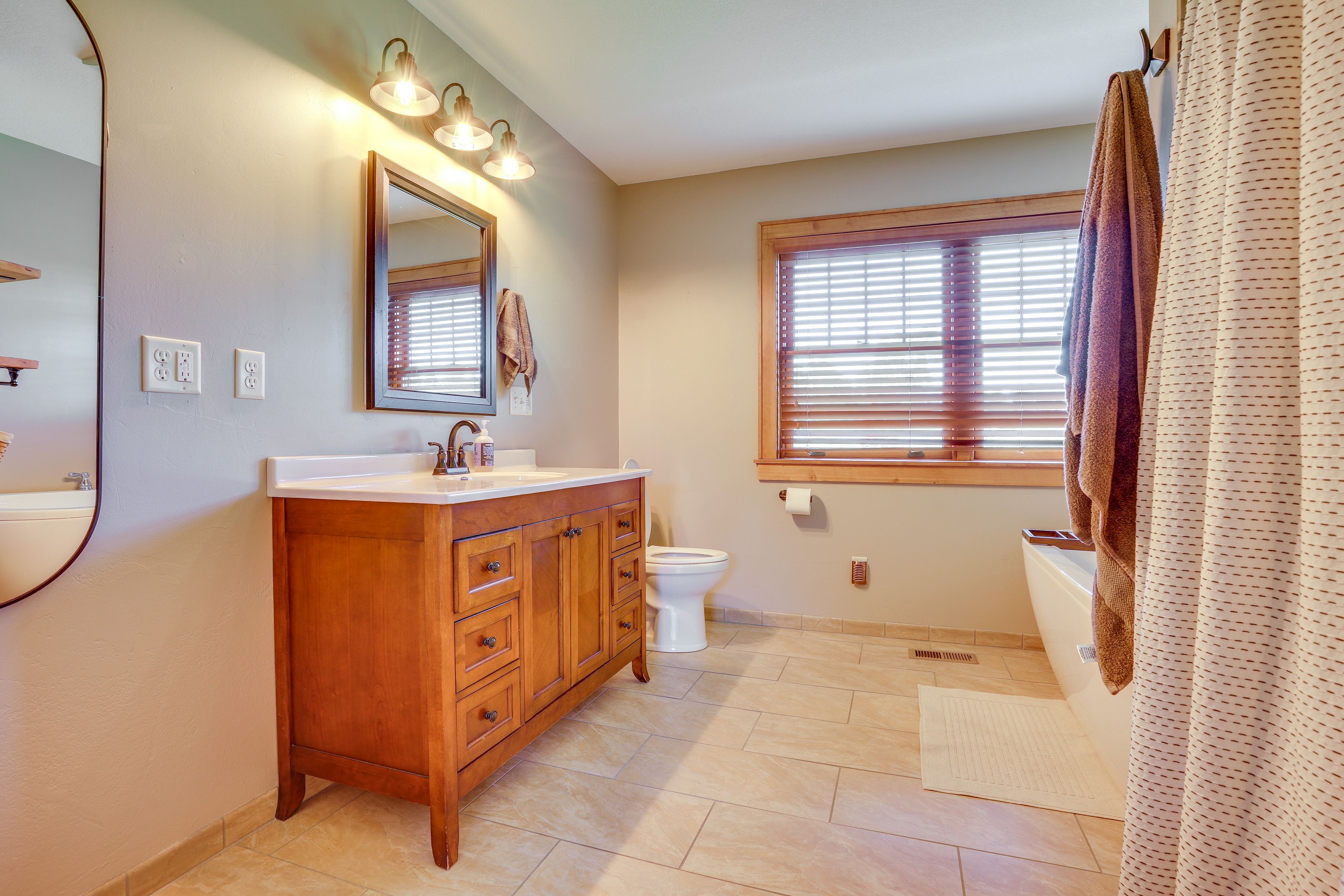 Bathroom | Soaking Tub | Towels Provided
