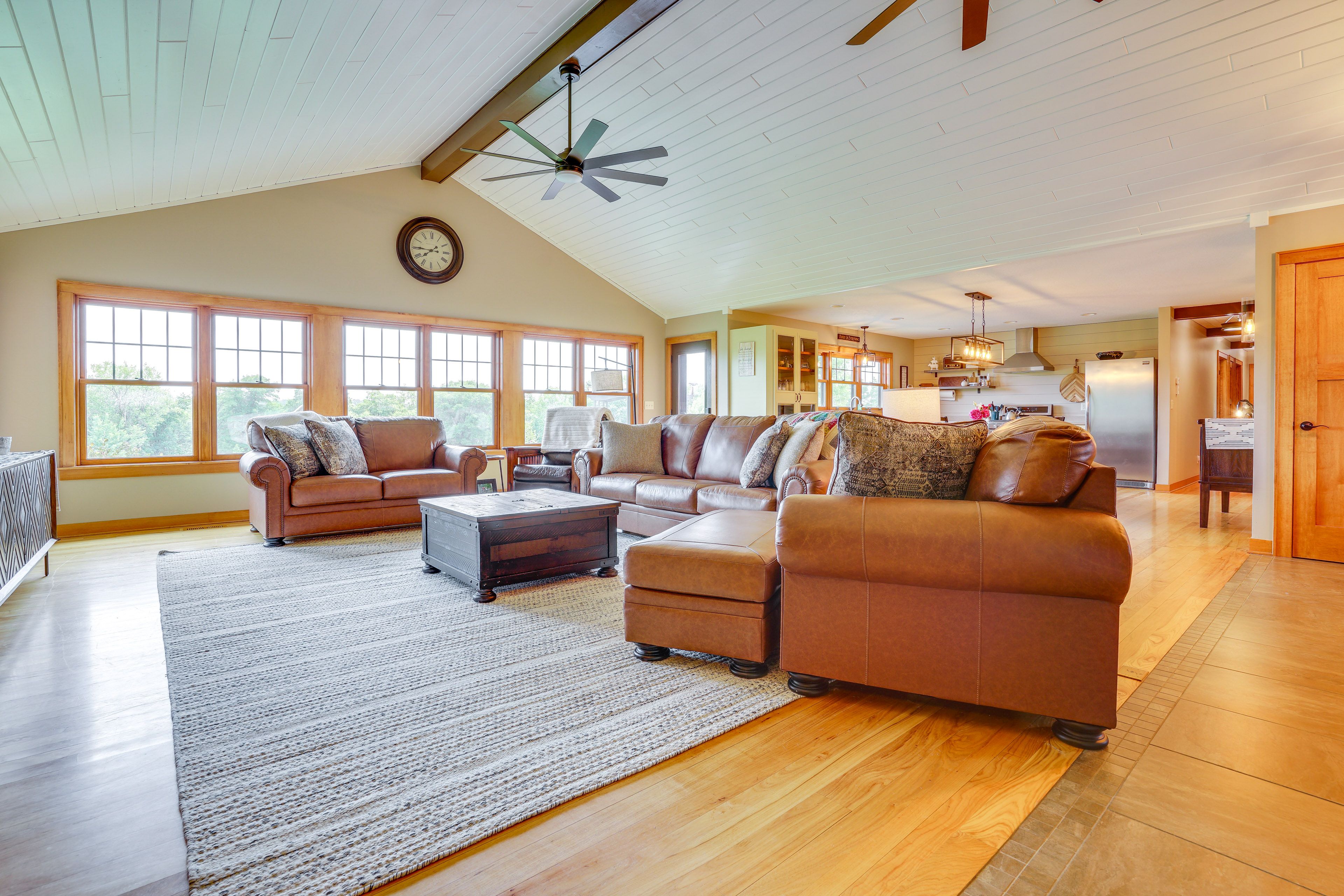 Living Room | Queen Sleeper Sofa | Smart TV | Desk w/ Monitor | Free WiFi