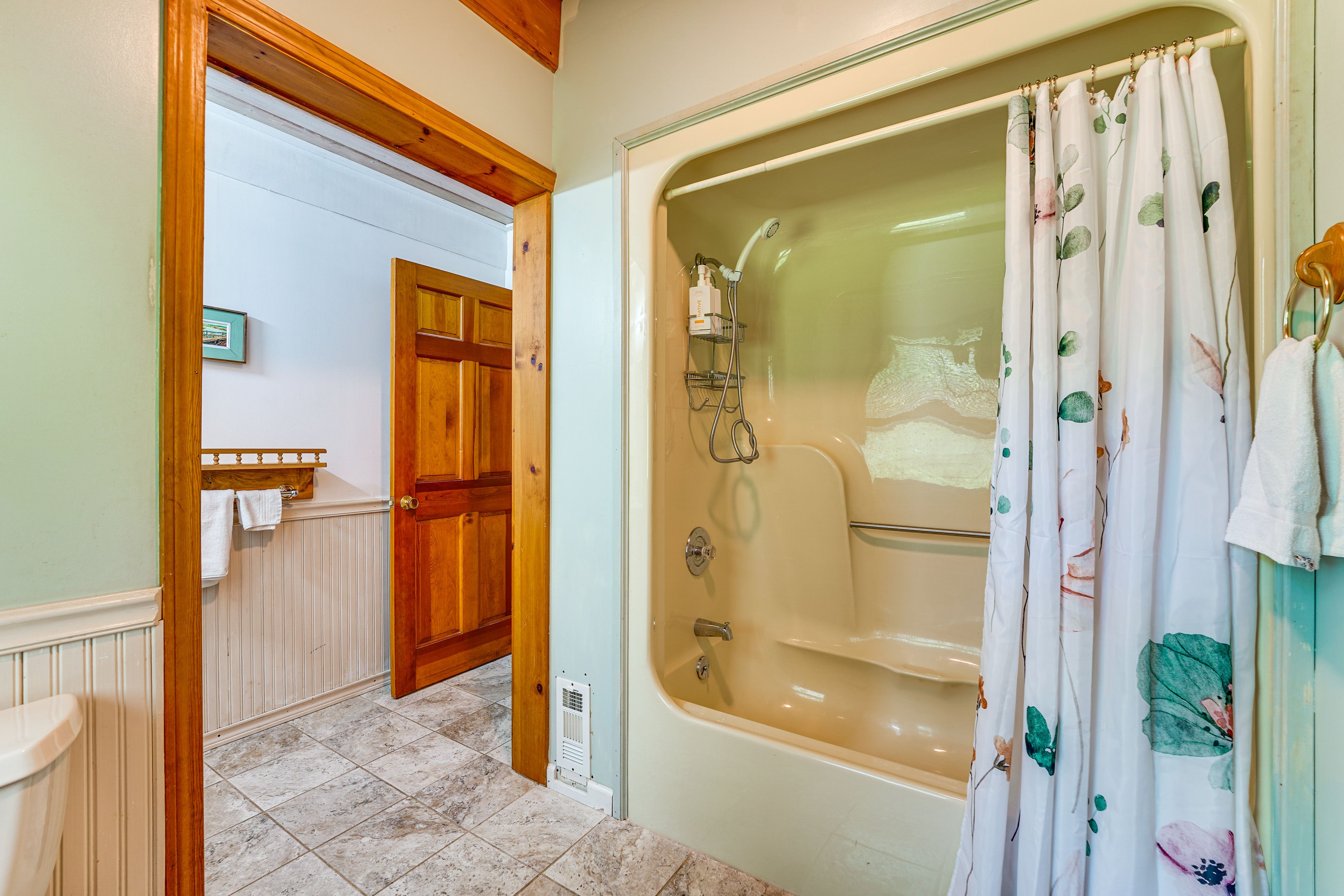 Full Bathroom | 1st Floor | Towels Provided