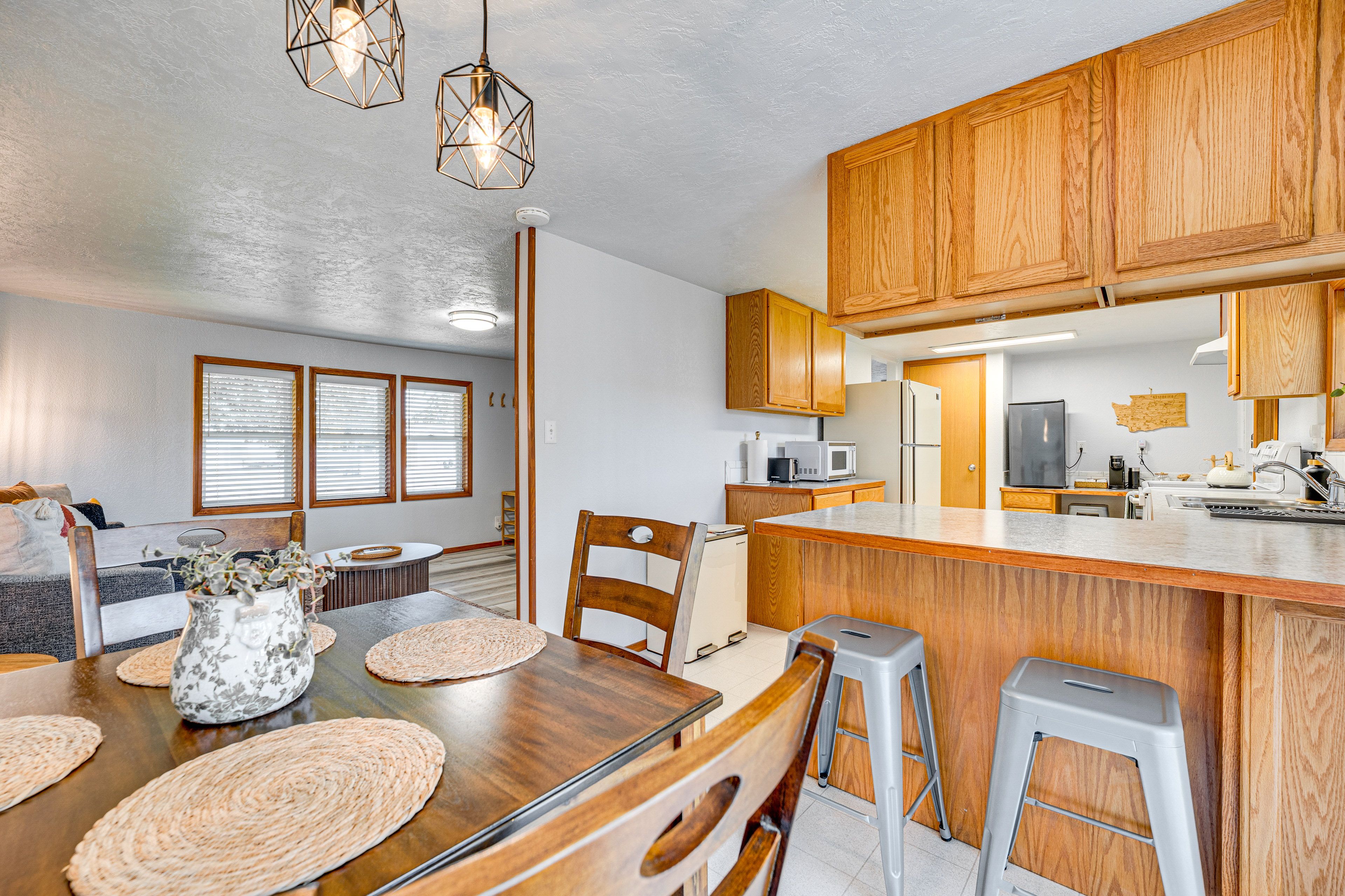 Dining Table | Breakfast Bar | Dishware/Flatware