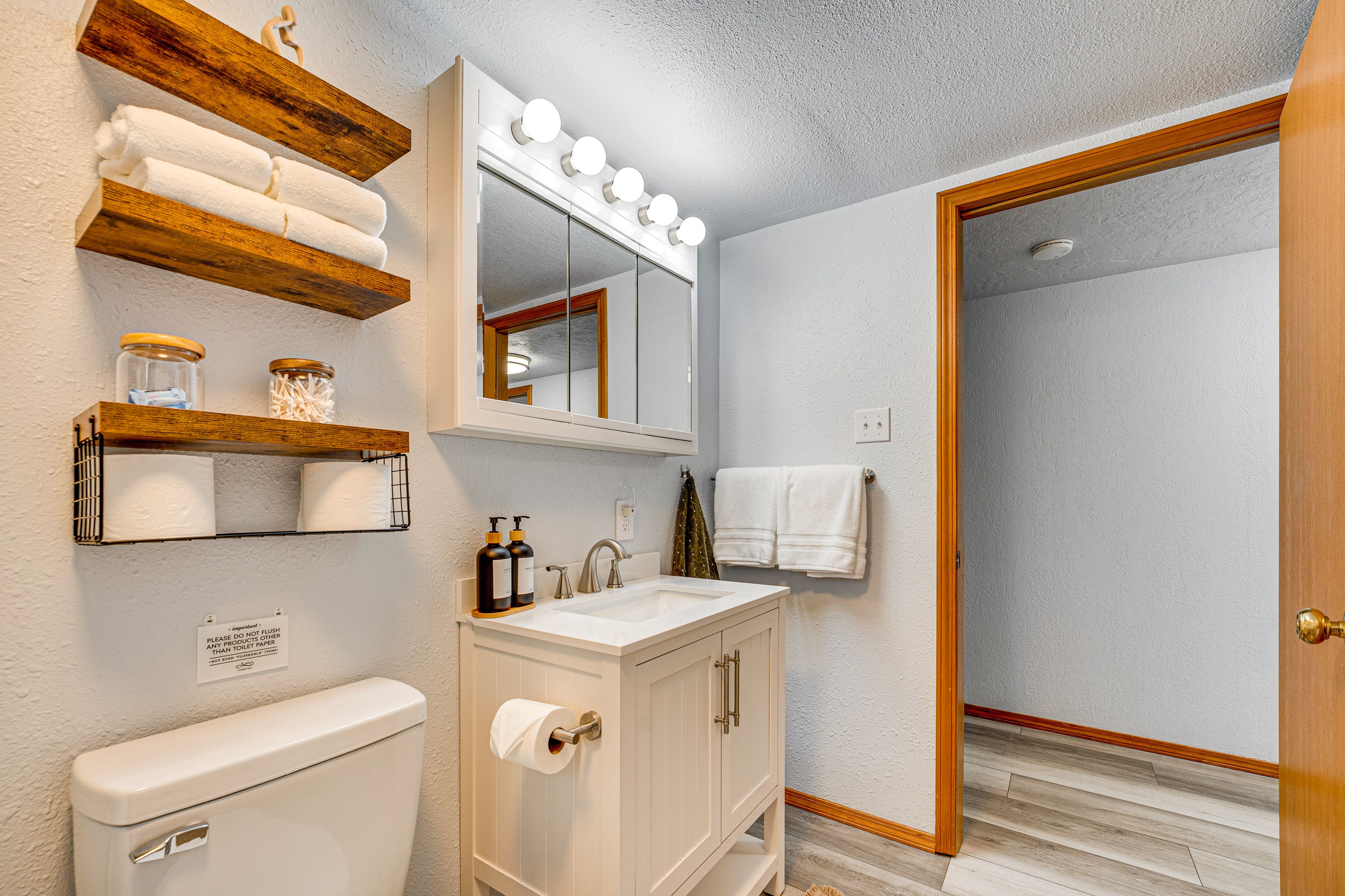 Full Bathroom | Towels Provided