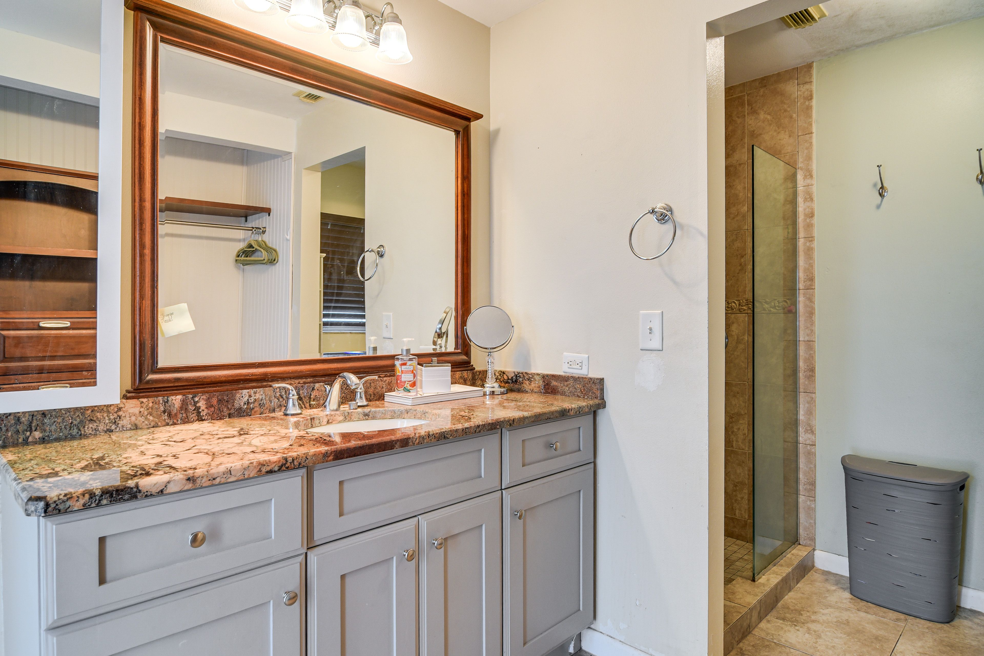 Full Bathroom | Towels Provided