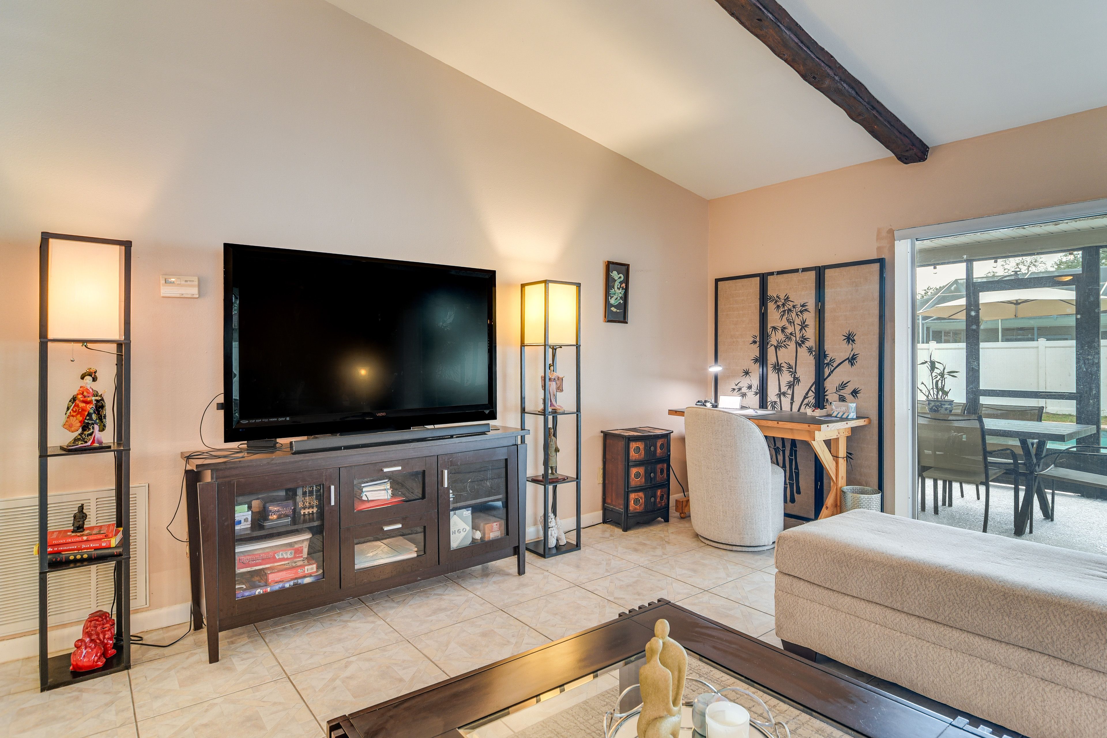 Living Room | Free WiFi | Smart TV