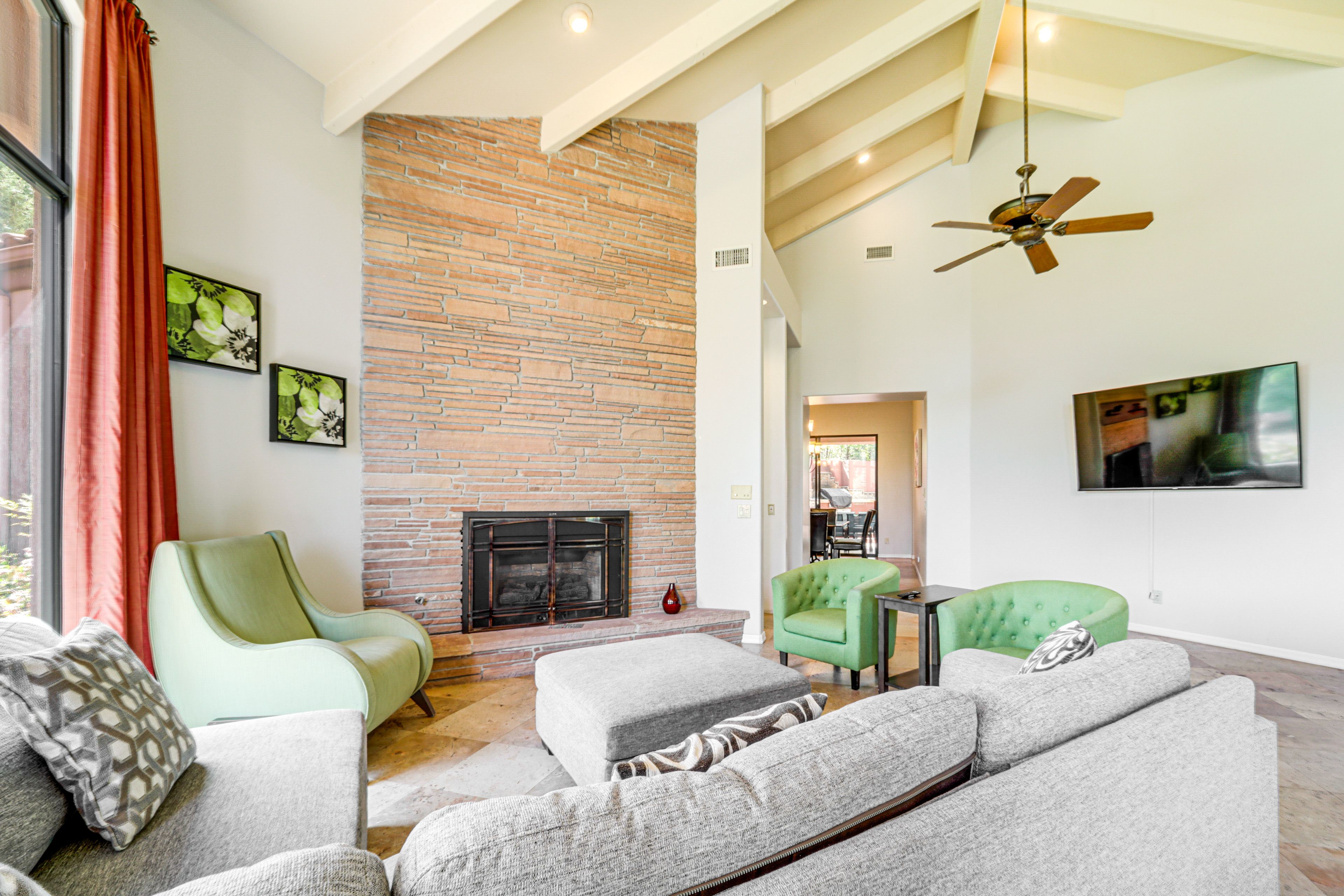 Living Room | Free WiFi | Smart TV | Fireplace
