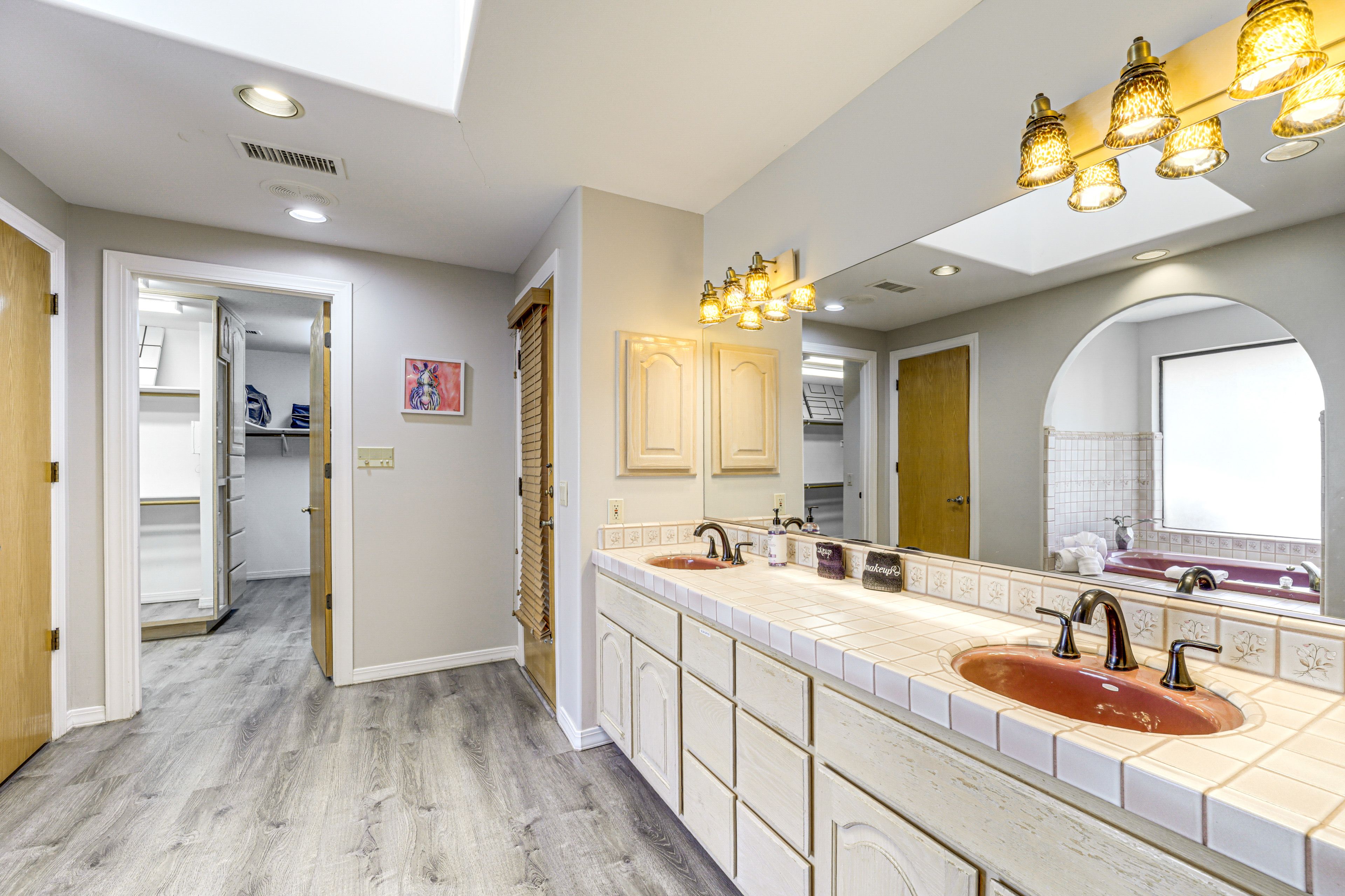 Full Bathroom | Towels Provided | Jetted Tub
