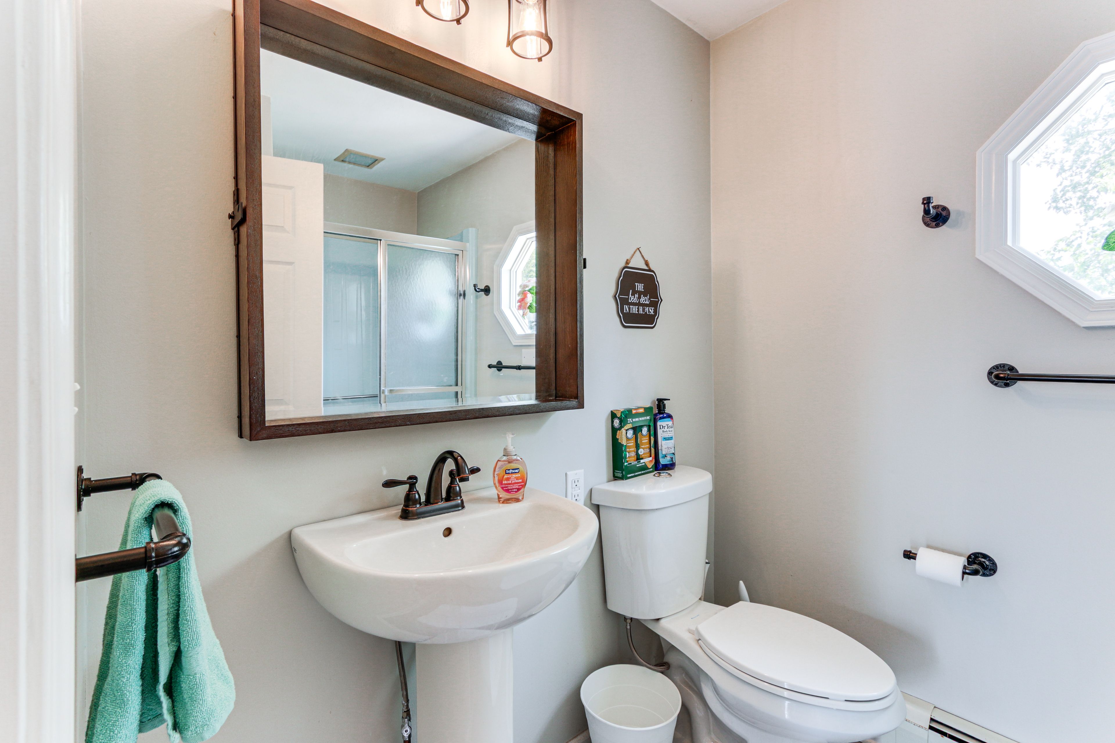 Full Bathroom | Towels Provided