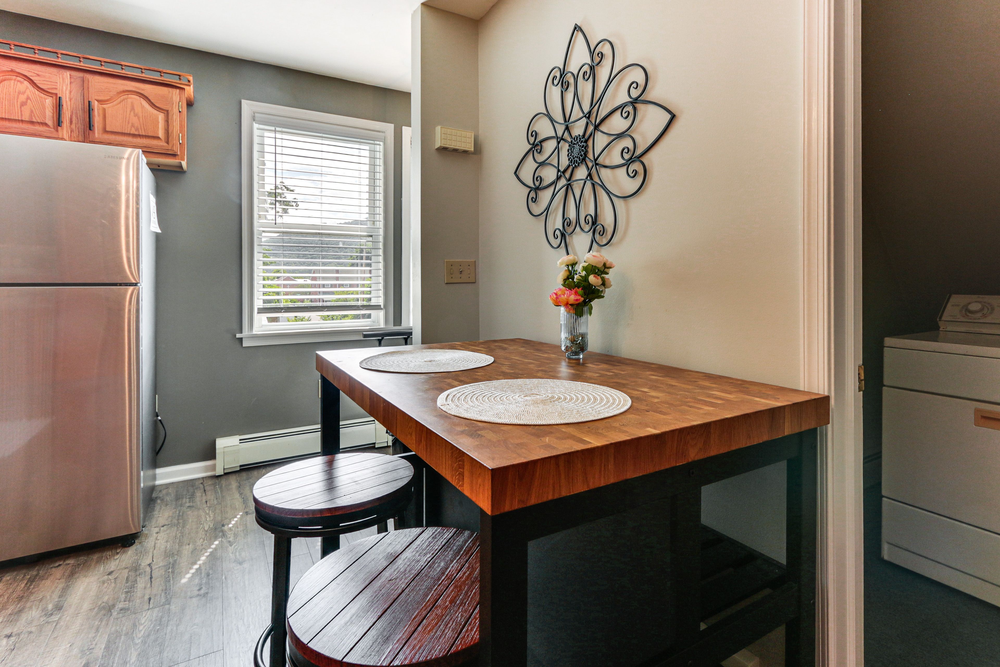 Dining Bar | Dishware/Flatware