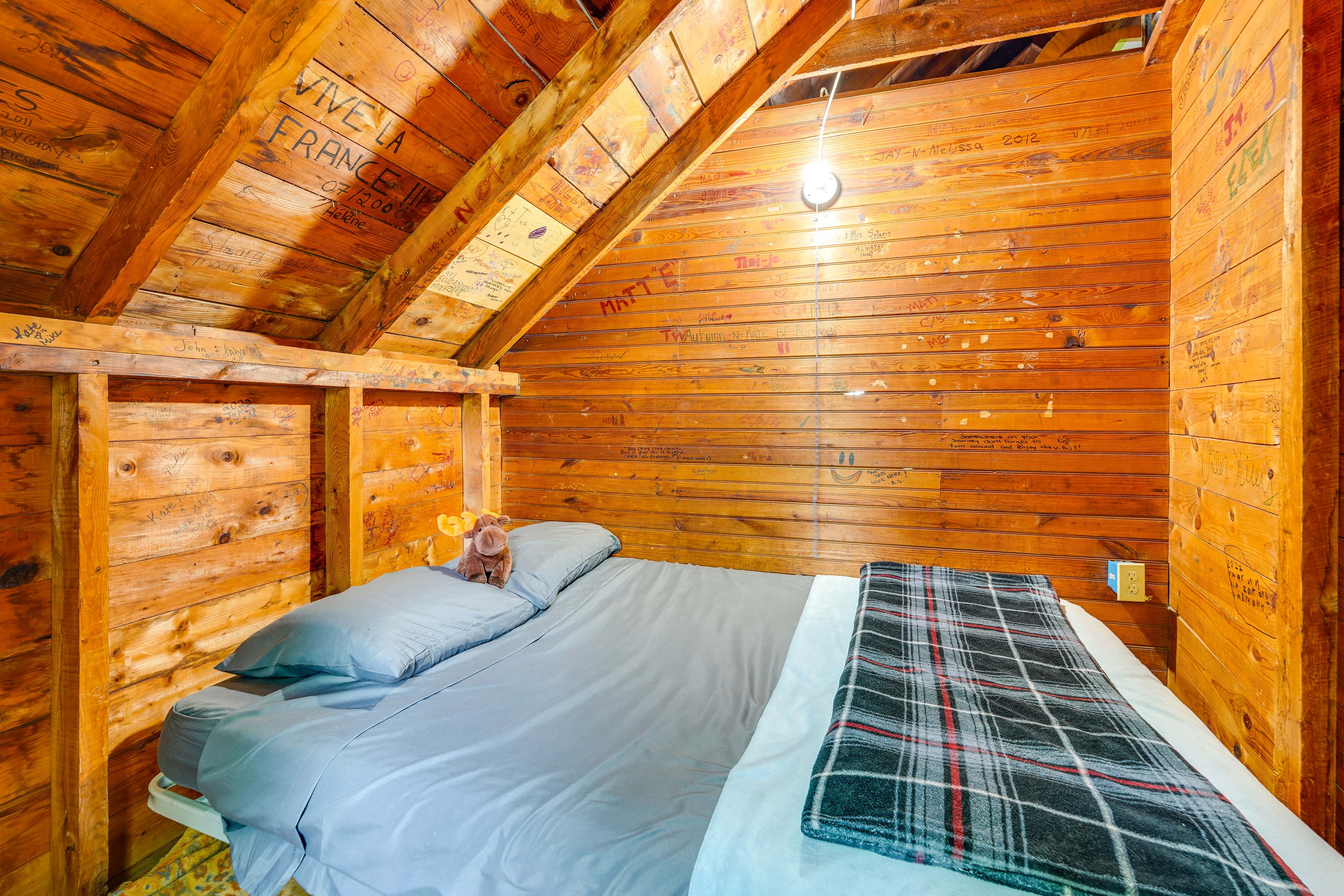 Bedroom 3 | Queen Bed