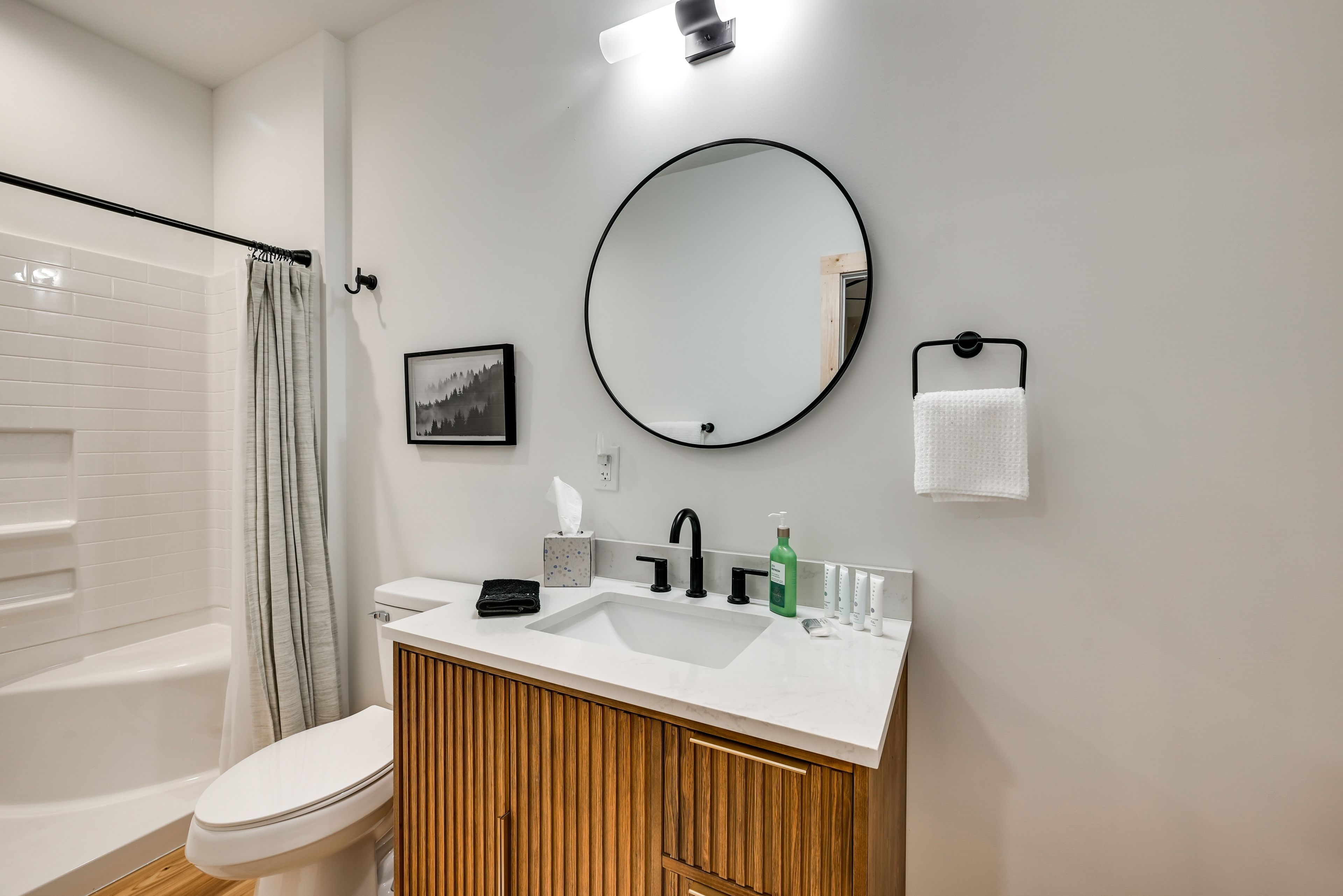 Full Bathroom | Main Level | Complimentary Toiletries