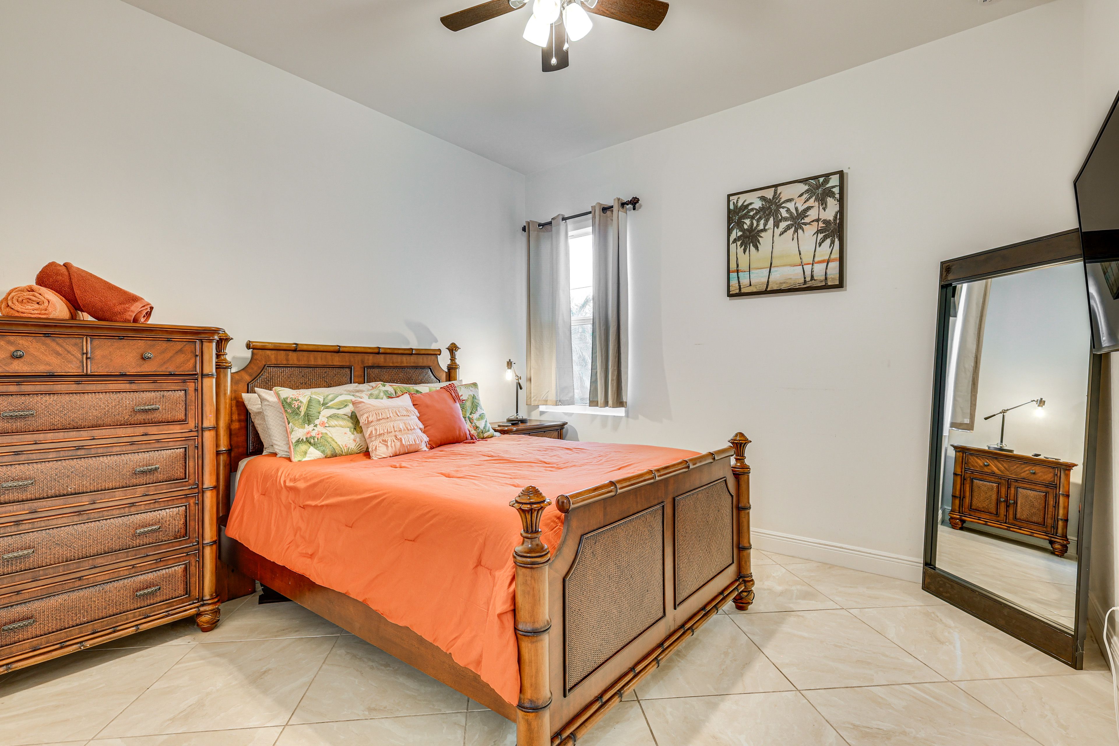 Bedroom 2 | Queen Bed | Smart TV