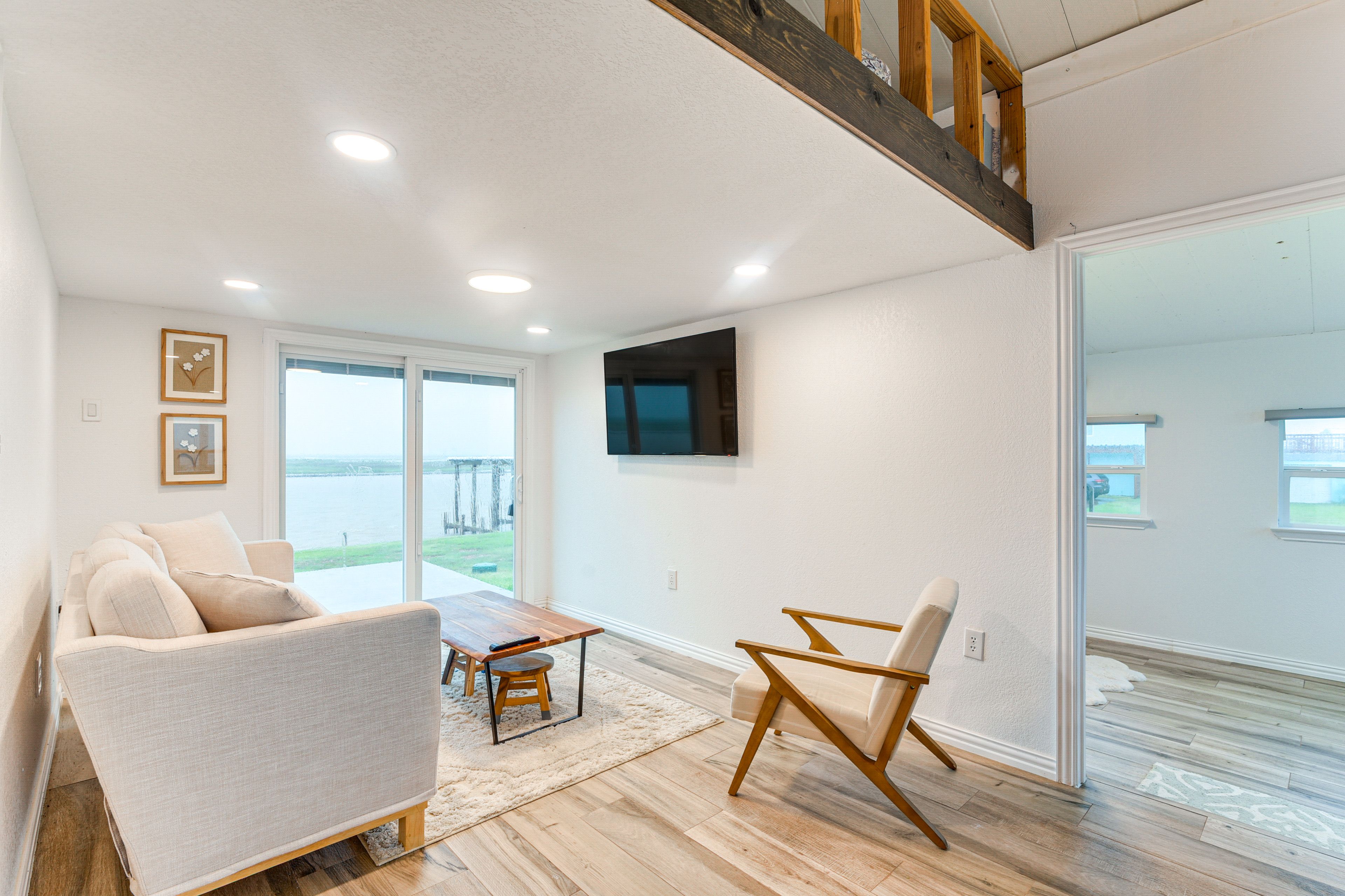 Living Room | 1st Floor | Smart TV | Central Heating & A/C | Free WiFi