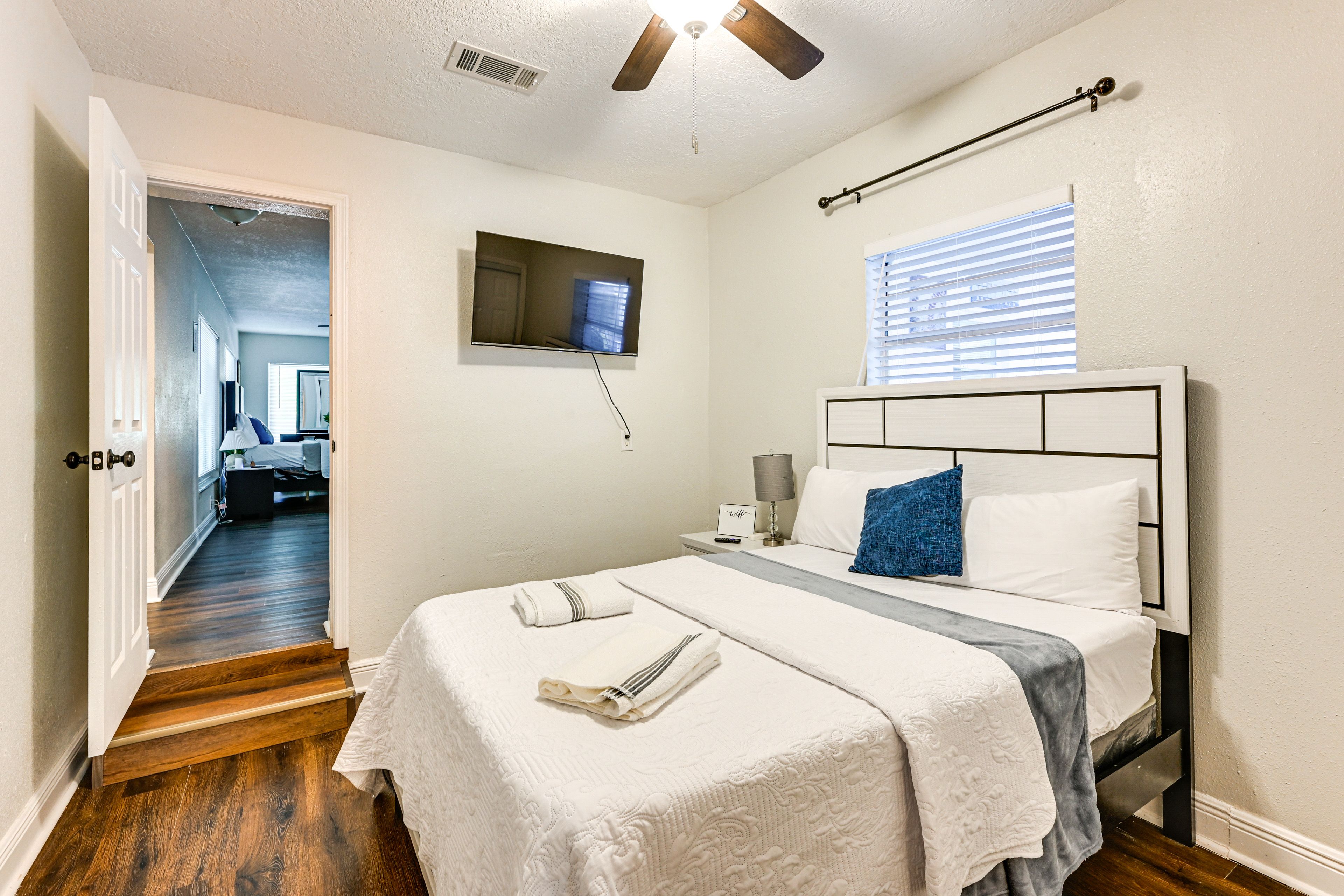 Bedroom 4 | Queen Bed