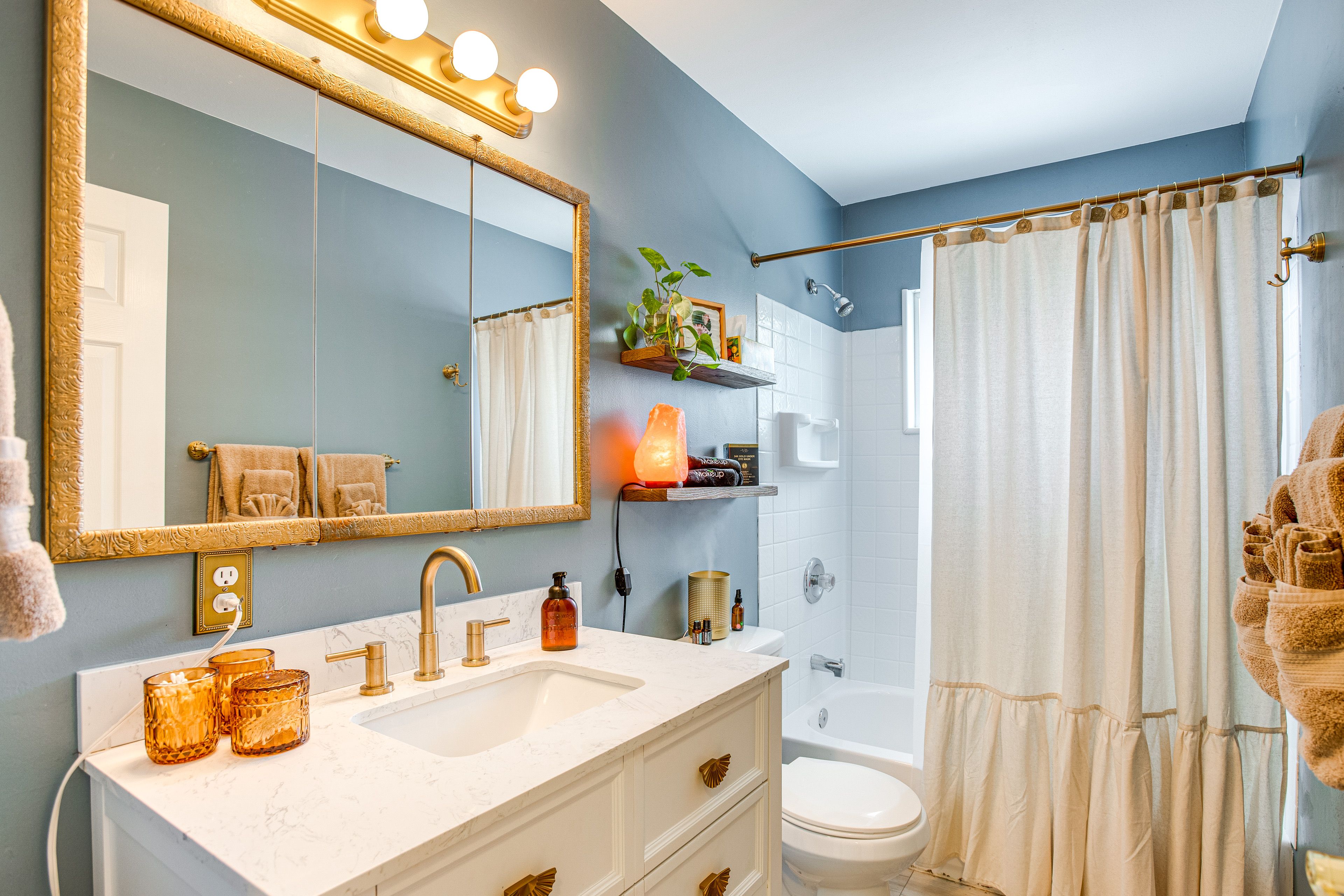 Full Bathroom | Towels Provided | Complimentary Toiletries
