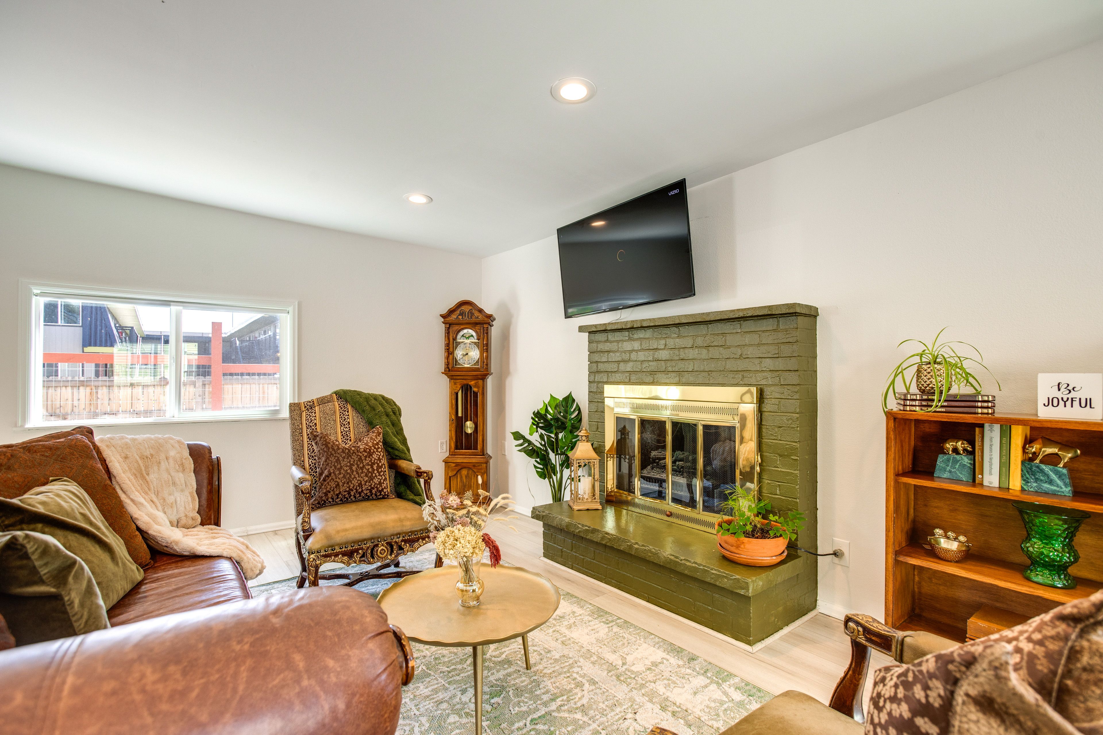 Living Room | Free WiFi | Central A/C & Heating | Smart TV