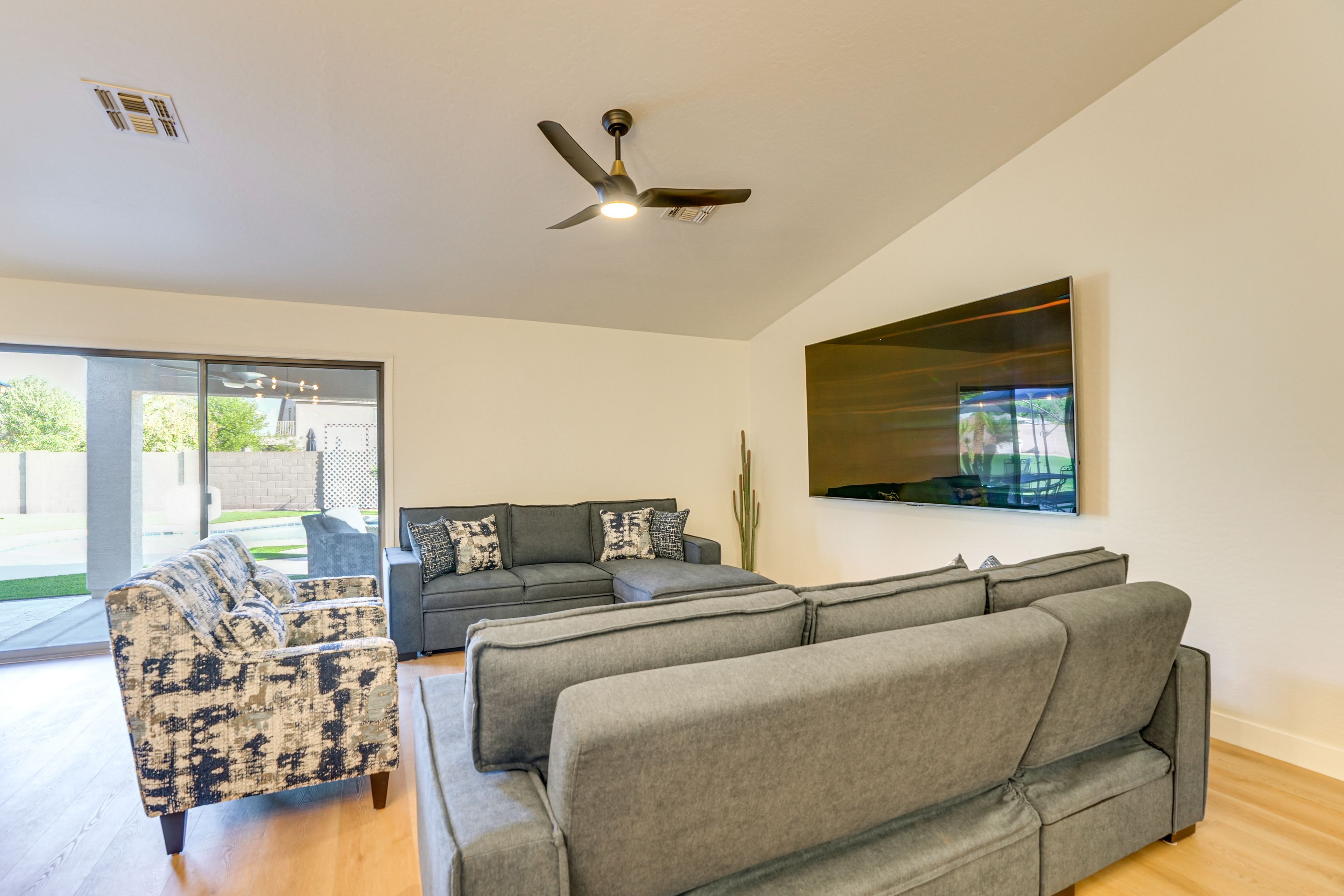 Living Room | Smart TV | Central Air Conditioning/Heat