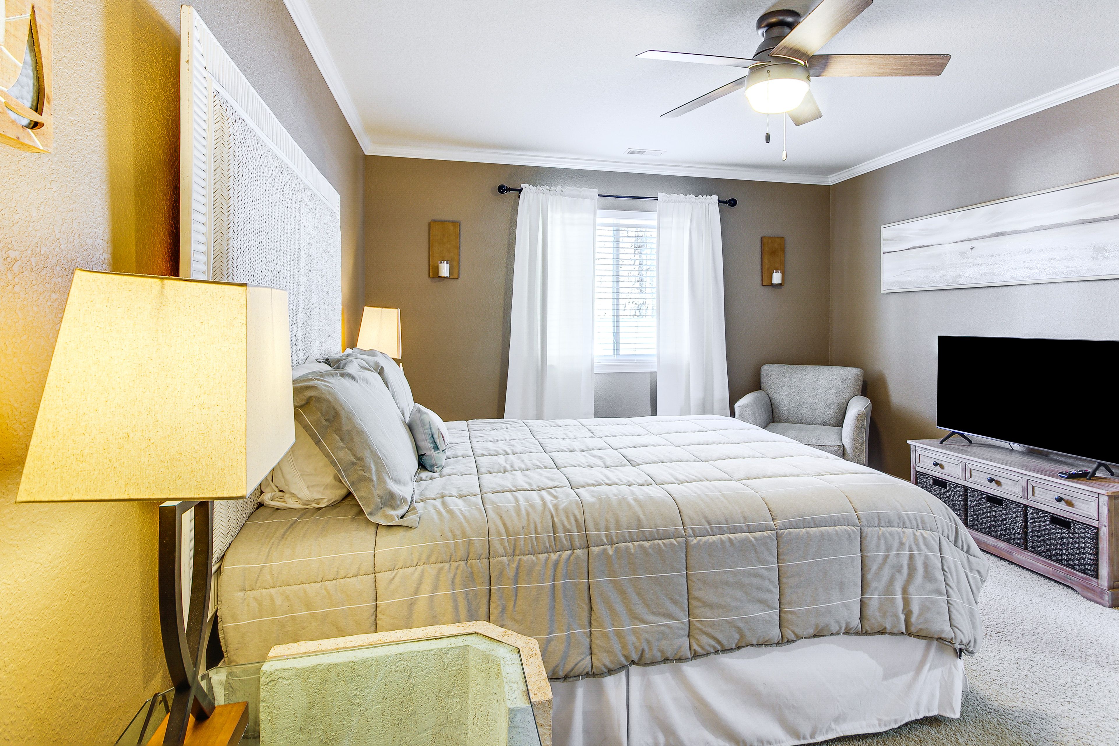 Bedroom 2 | Queen Bed | Smart TV | 1st Floor