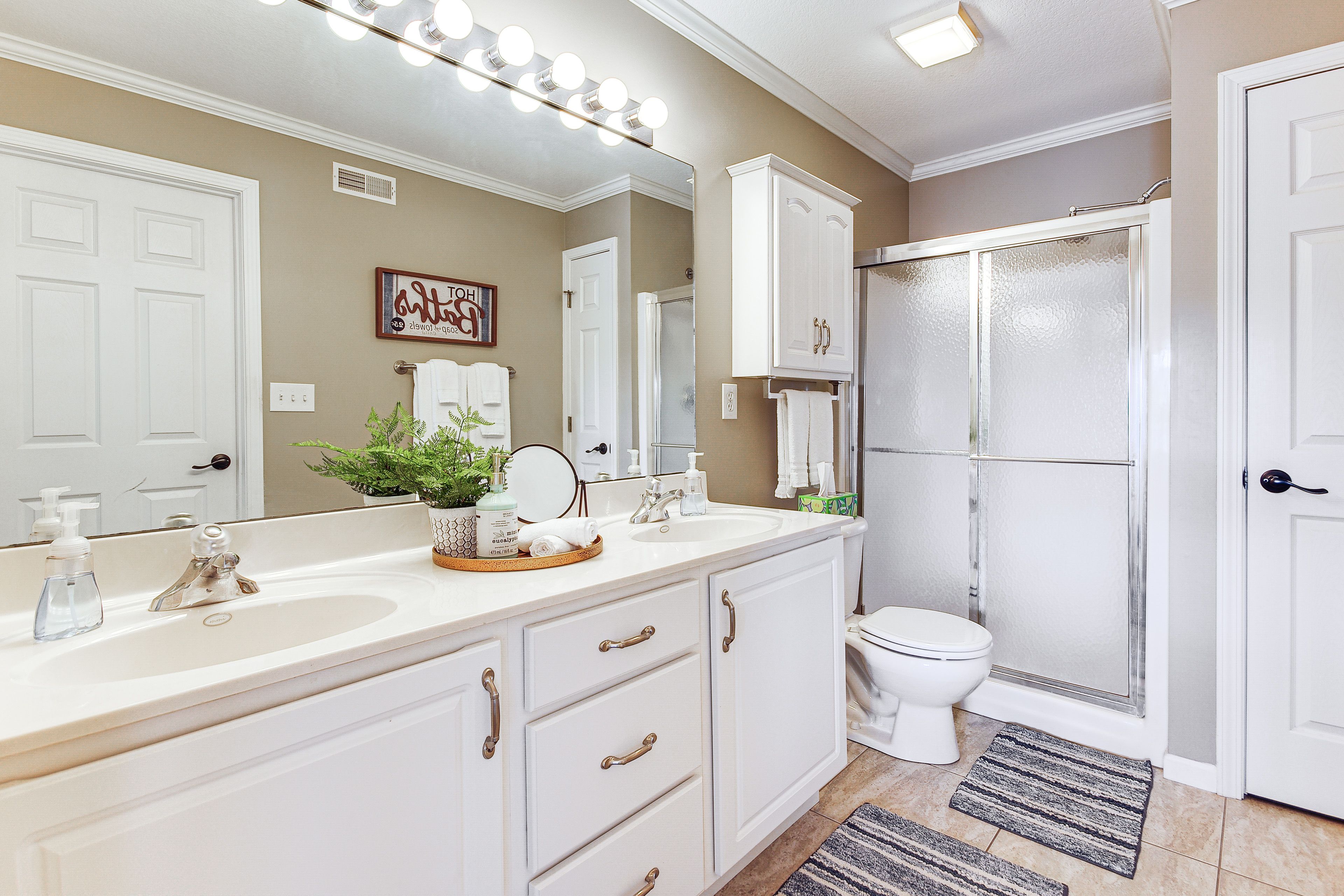 En-Suite Bathroom | Towels Provided | 1st Floor