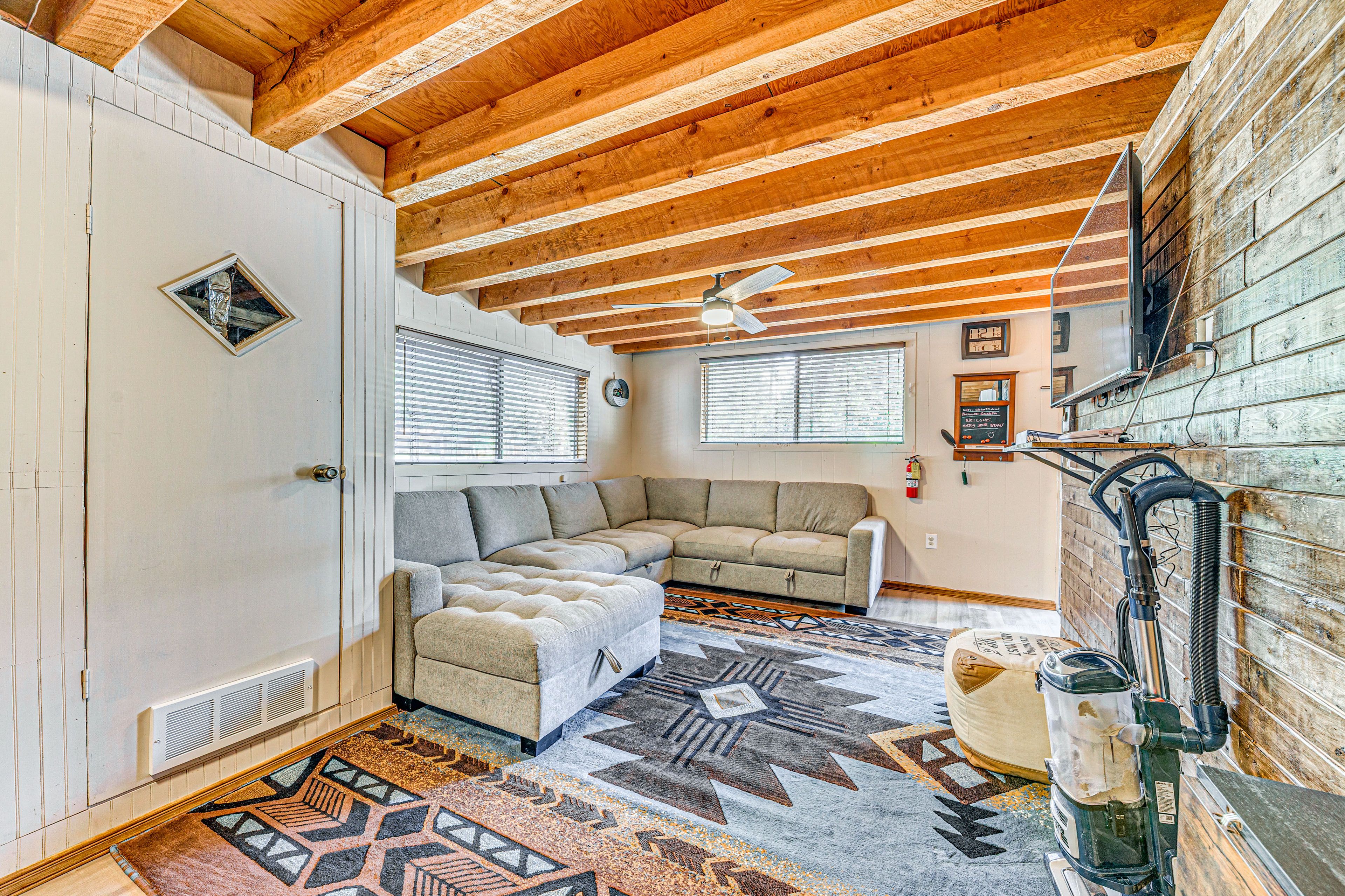 Living Room | Queen Sleeper Sofa | 1st Floor | Free WiFi