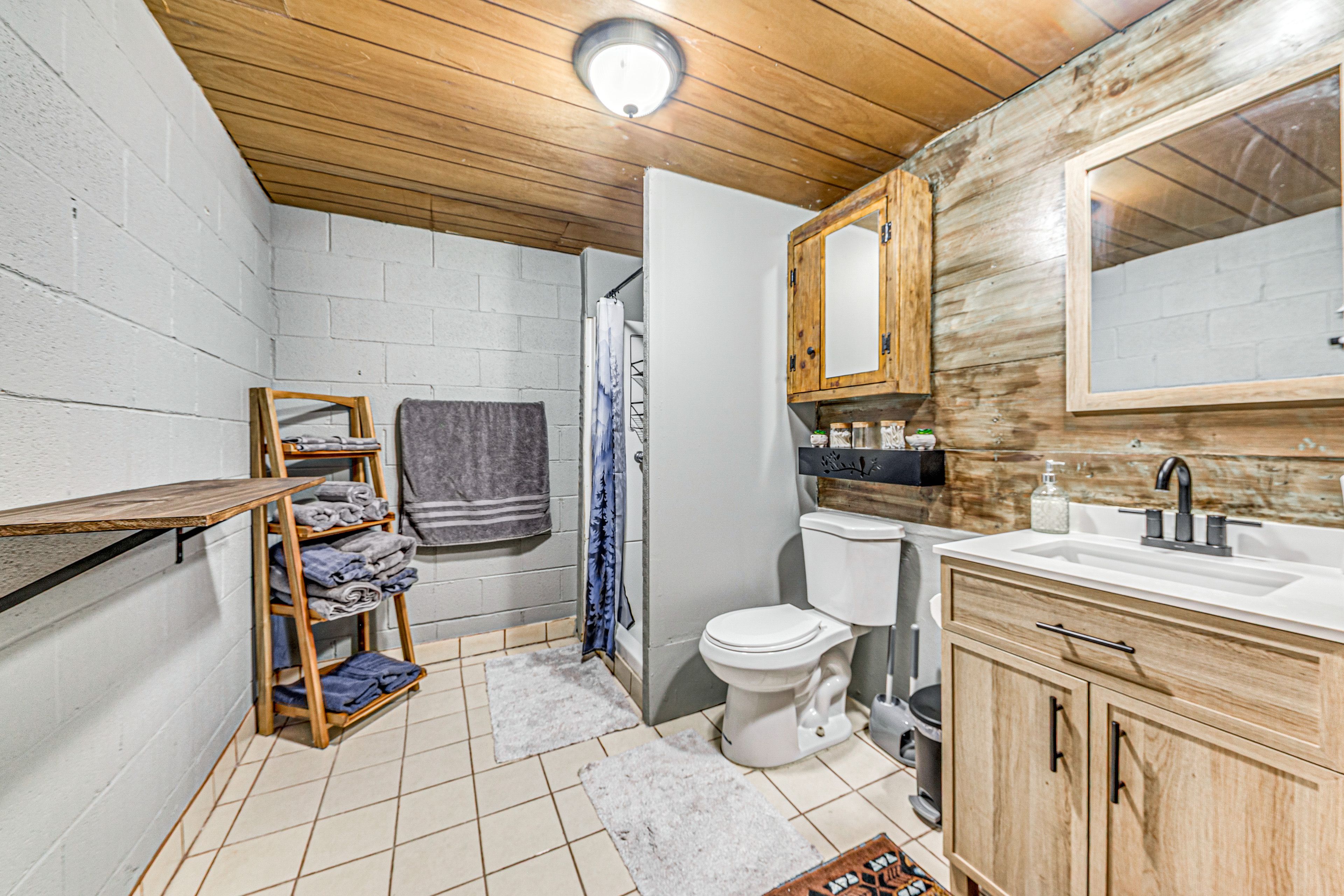 Full Bathroom | 1st Floor | Towels Provided