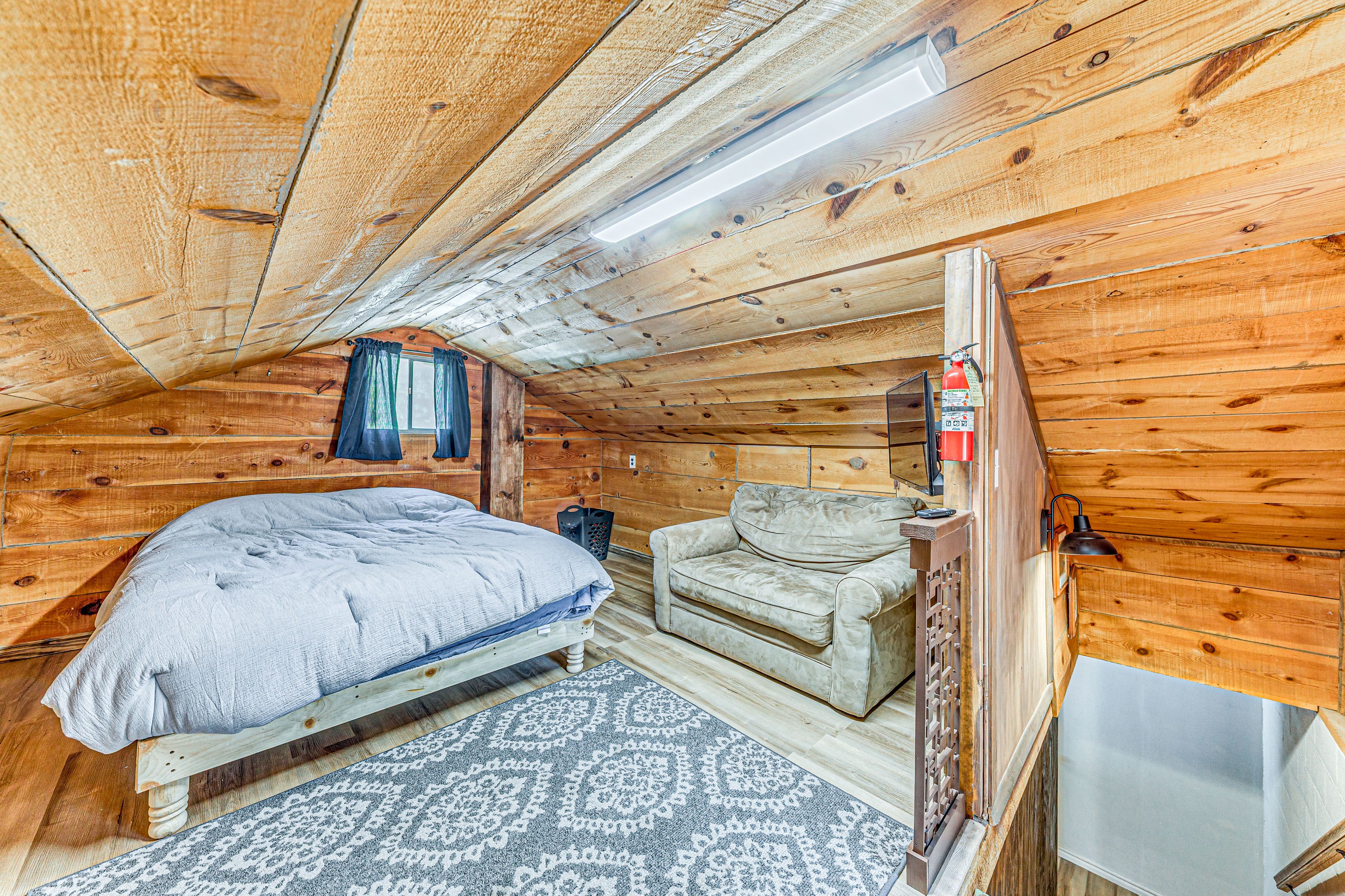 Loft | Queen Bed | 3rd Floor