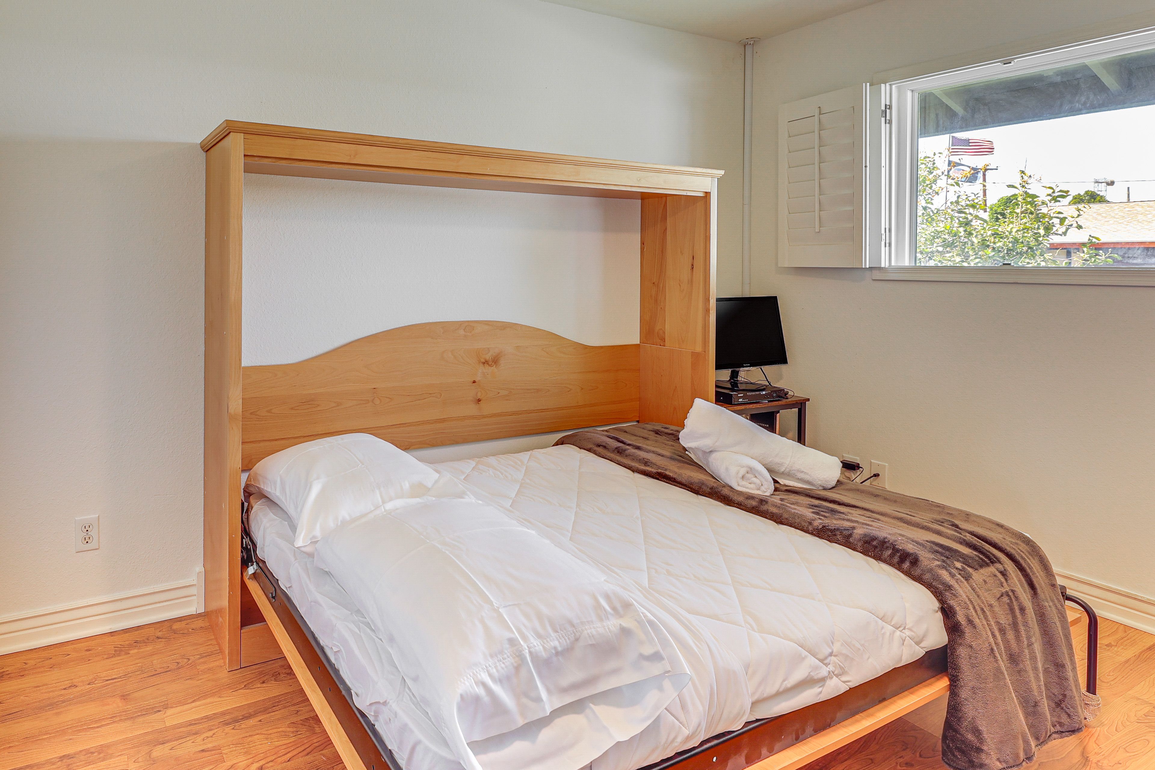 Bedroom 3 | Queen Murphy Bed | Desk w/ Monitor