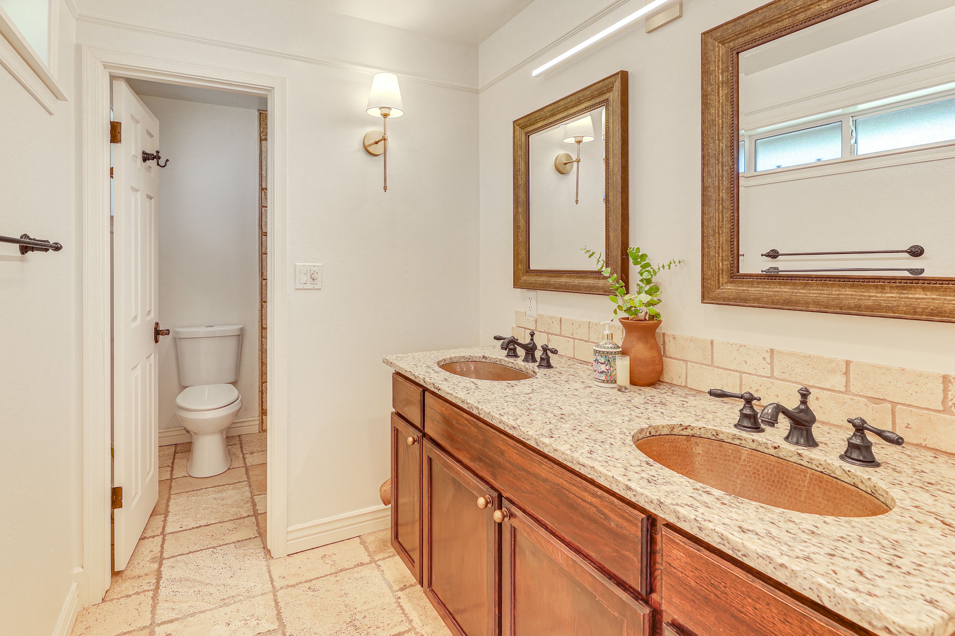 Full Bathroom | Complimentary Toiletries