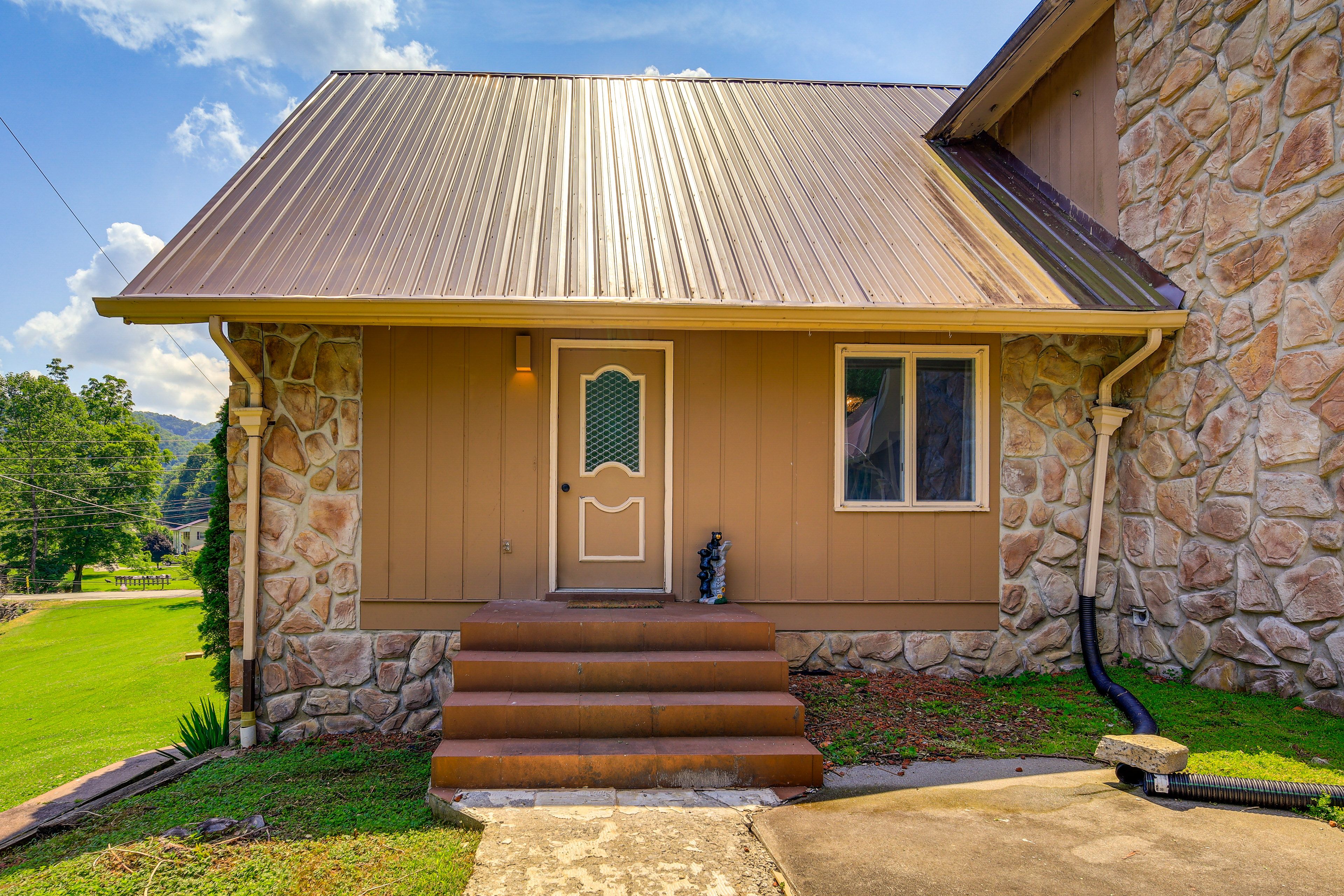 Grundy Vacation Rental | 1BR | 1BA | 4 Steps to Enter | 800 Sq Ft