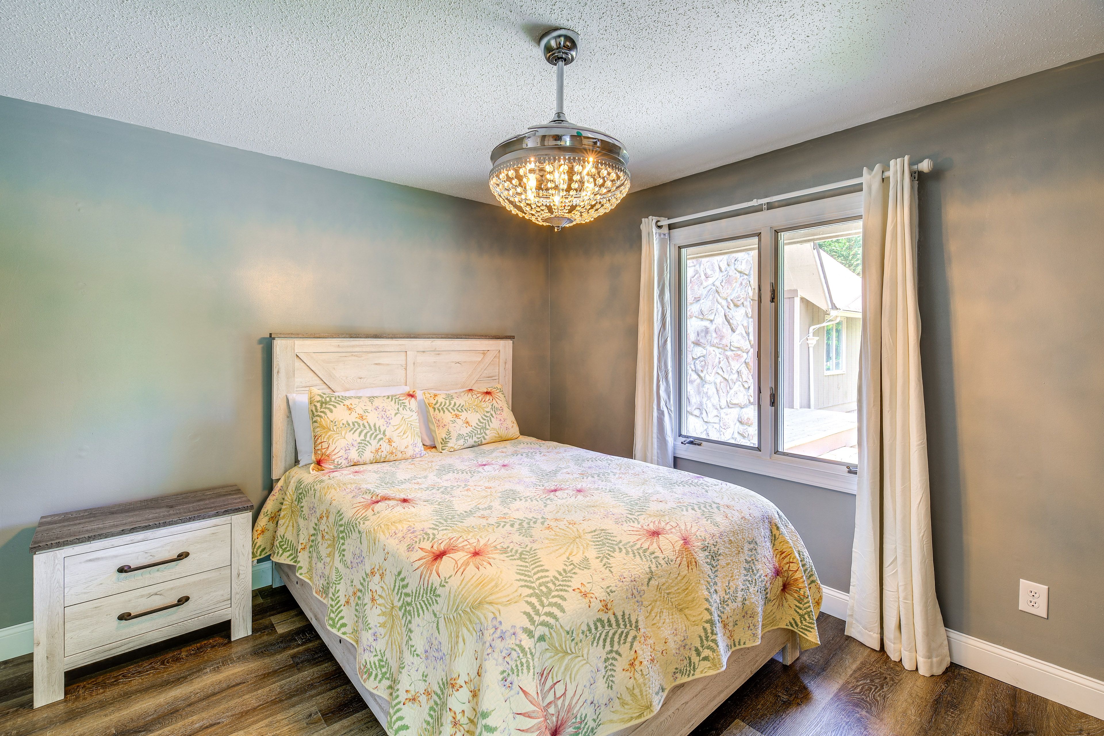 Bedroom | Queen Bed | Linens Provided