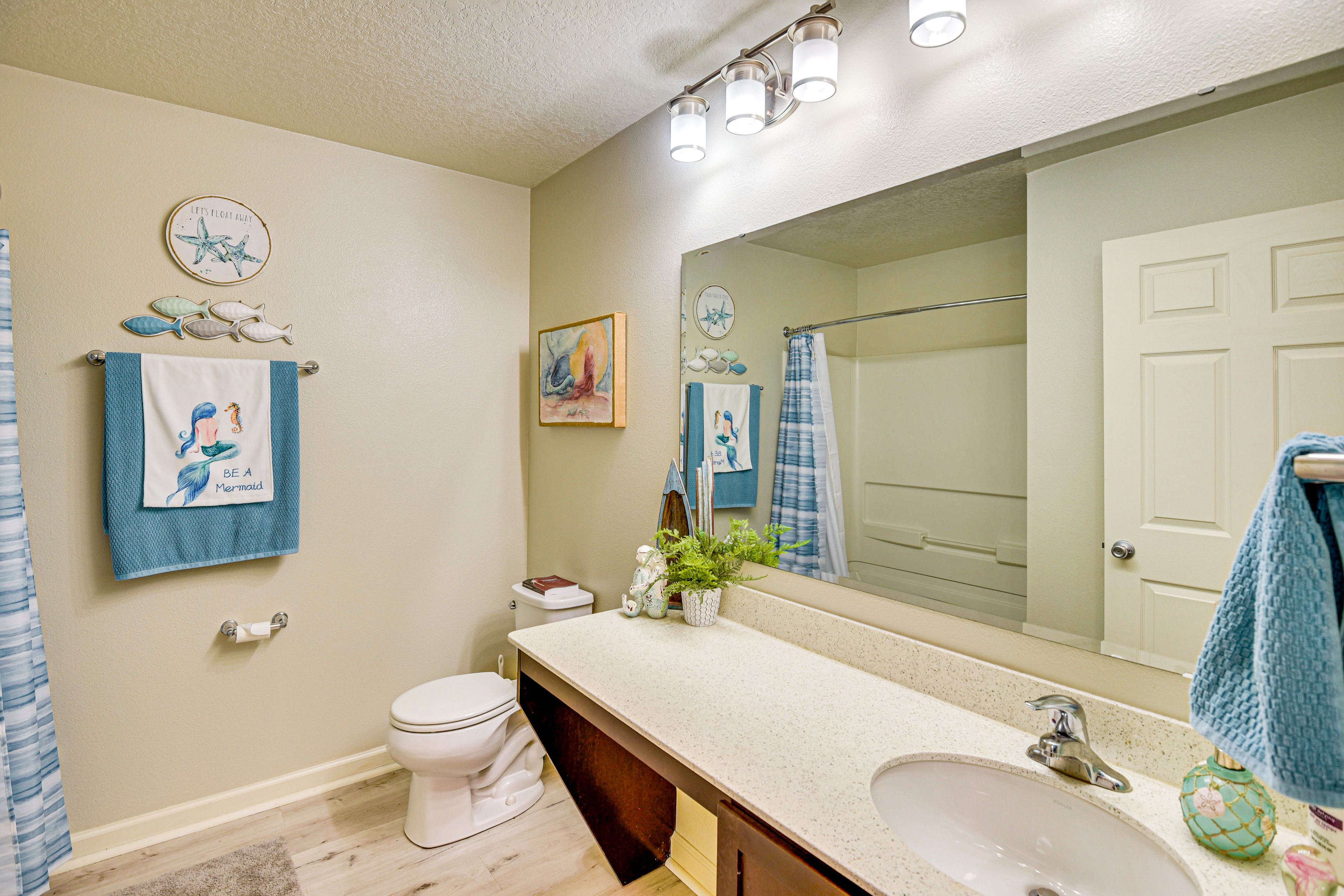 Full Bathroom | Towels Provided