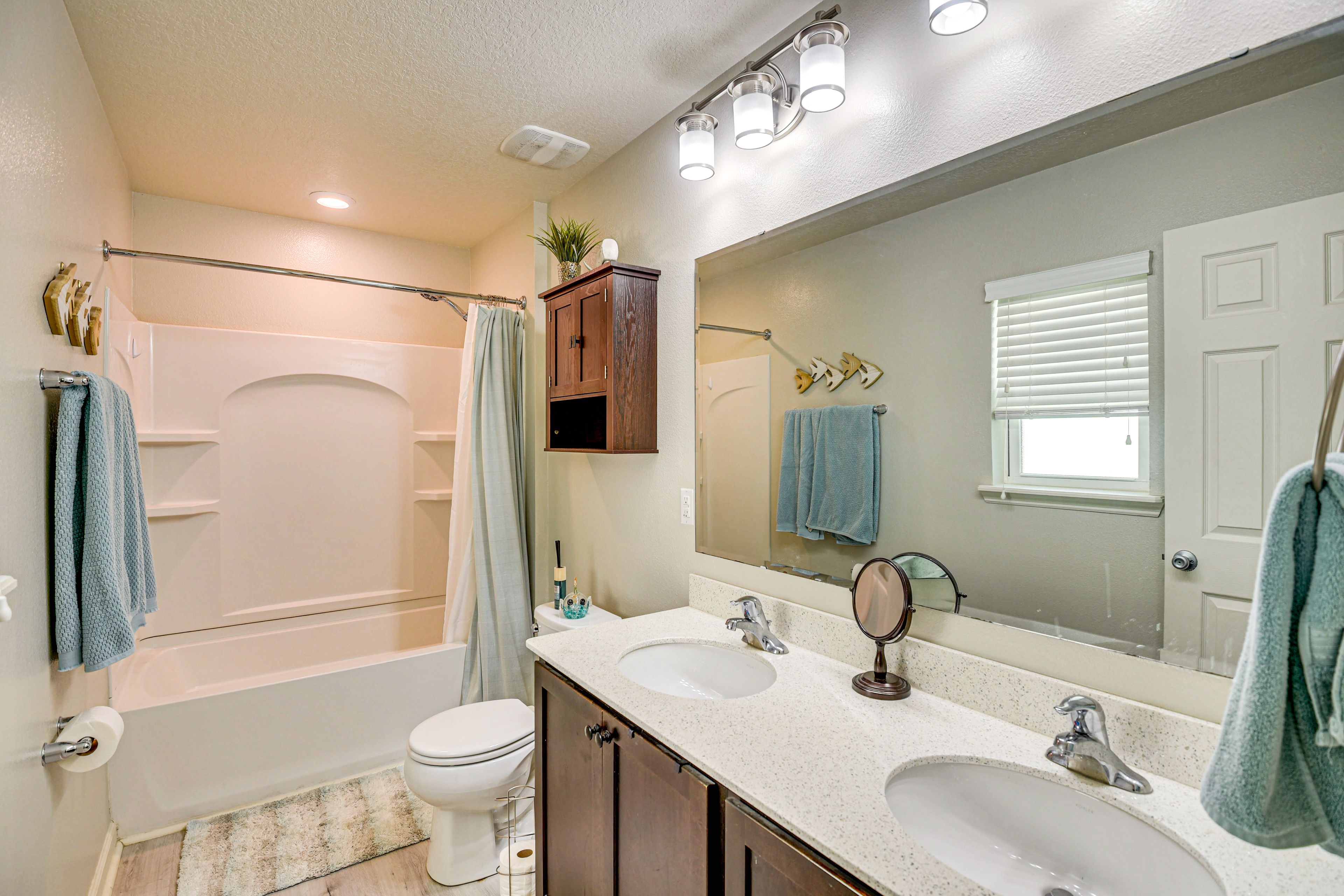 Full Bathroom | Shower/Tub Combo