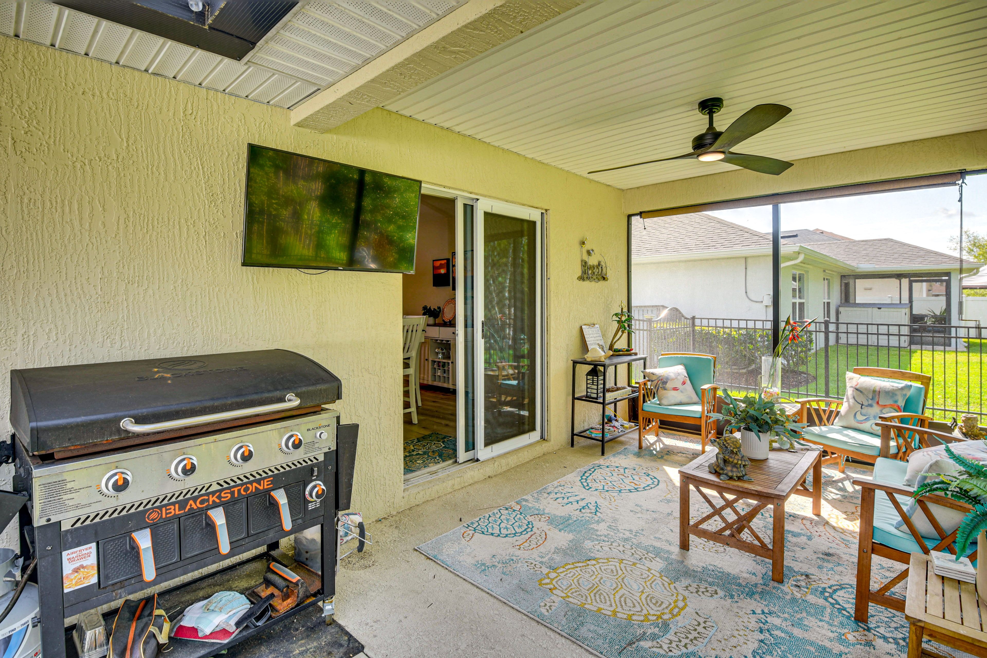 Screened Lanai | Smart TV | Grills