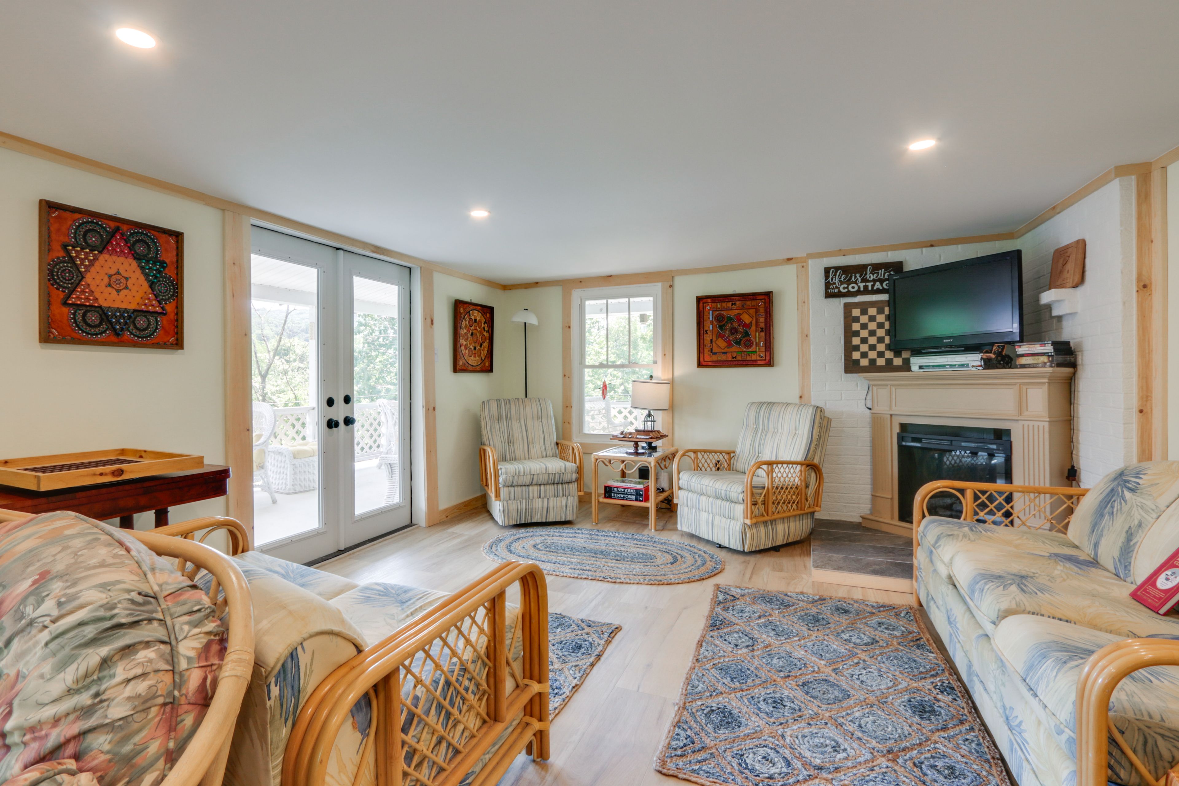 Living Room | 1st Floor | Smart TV | Fireplace | Queen Sleeper Sofa