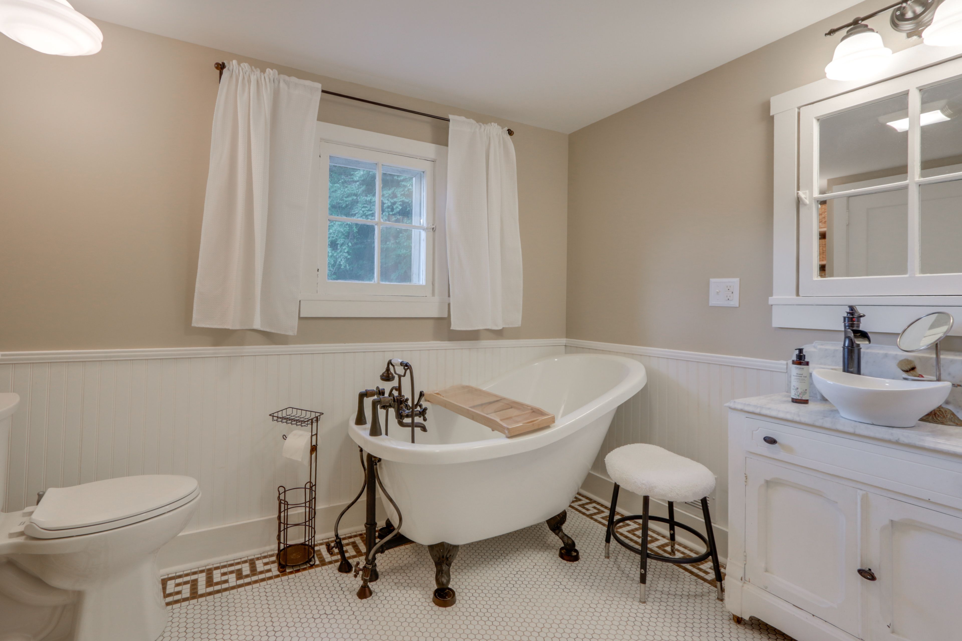 Full Bathroom | 2nd Floor | Towels Provided | Complimentary Toiletries