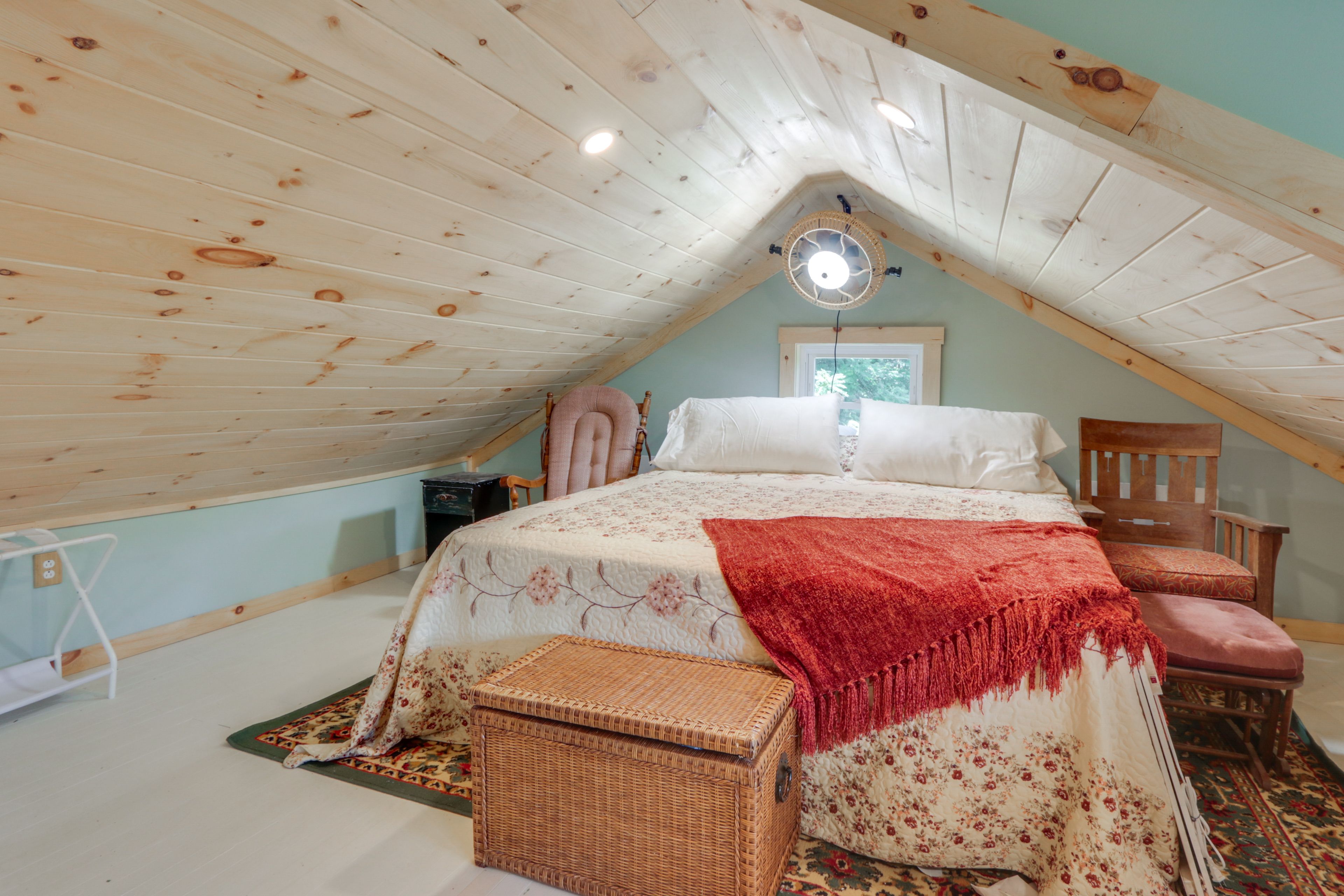 Loft | 3rd Floor | King Bed | Full Futon | Laptop-Friendly Workspace