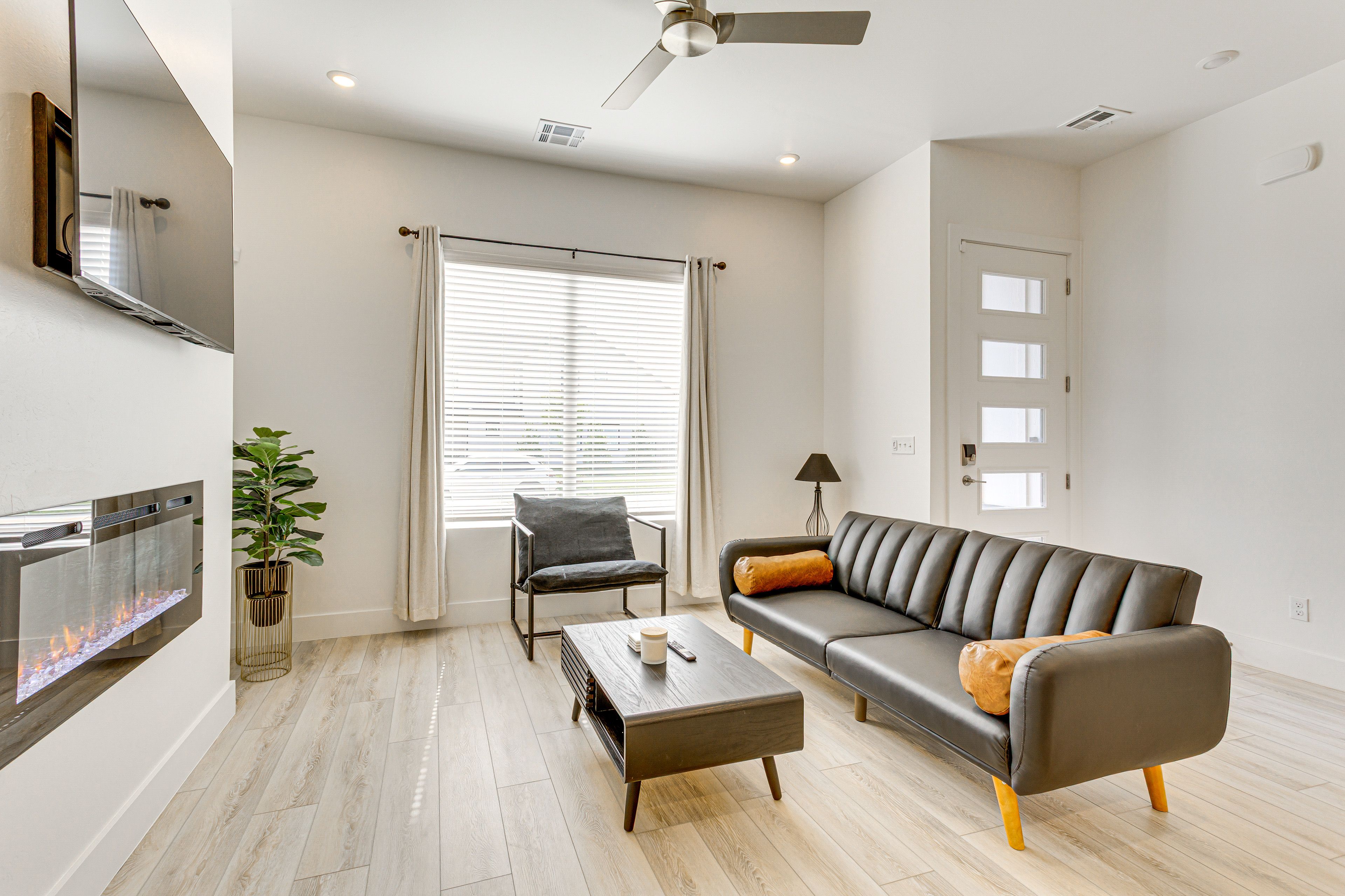Living Room | Smart TV | Fireplace | Board Games