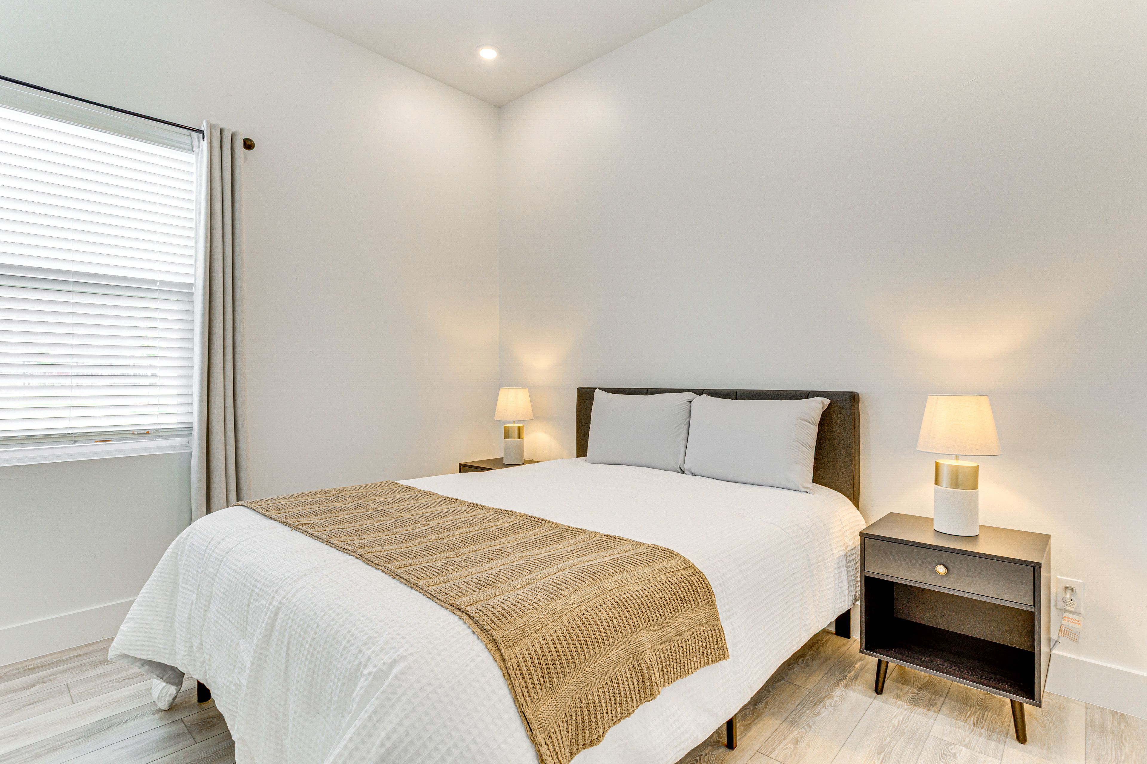 Bedroom 2 | Queen Bed