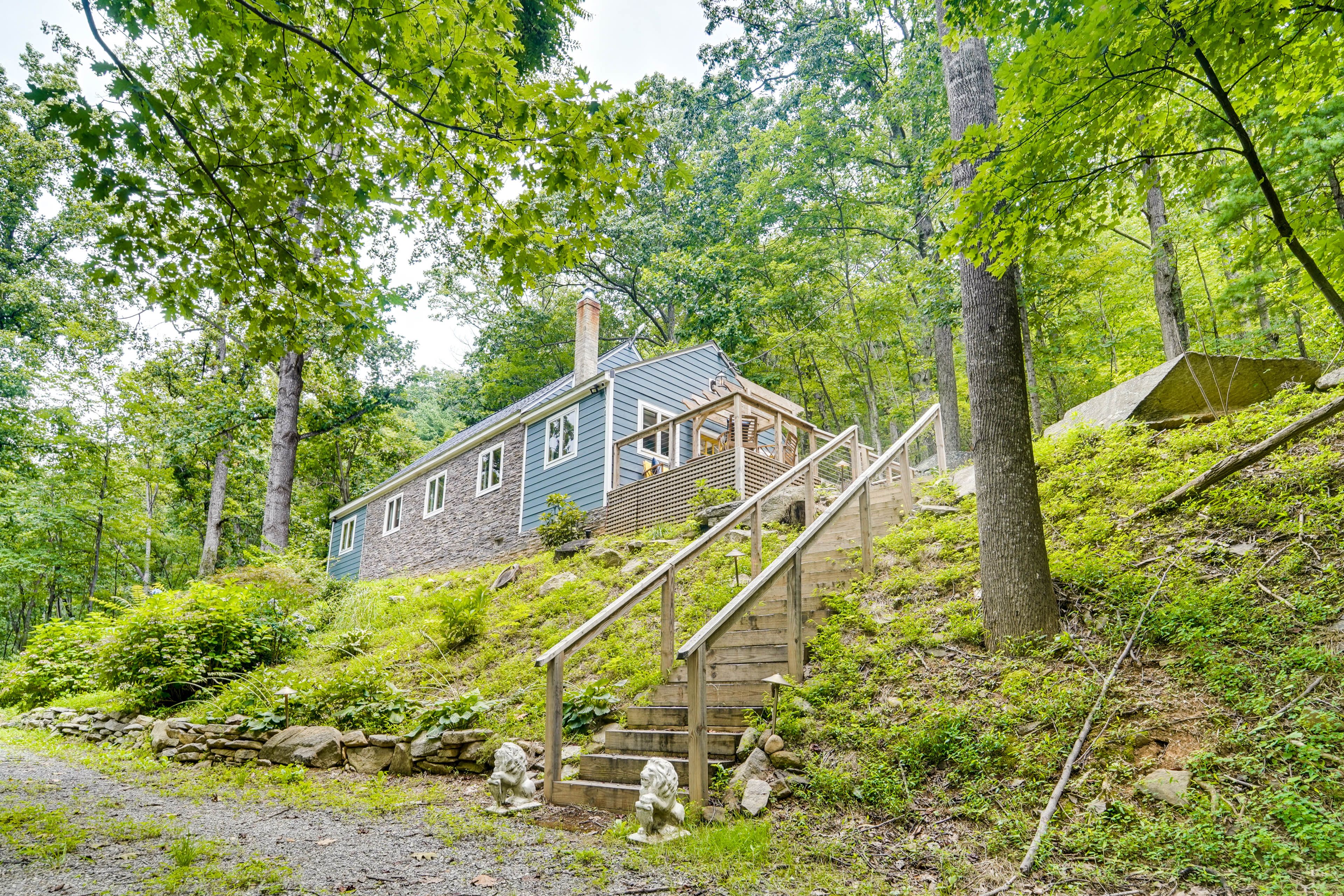 Parking | Circular Driveway (4 Vehicles)