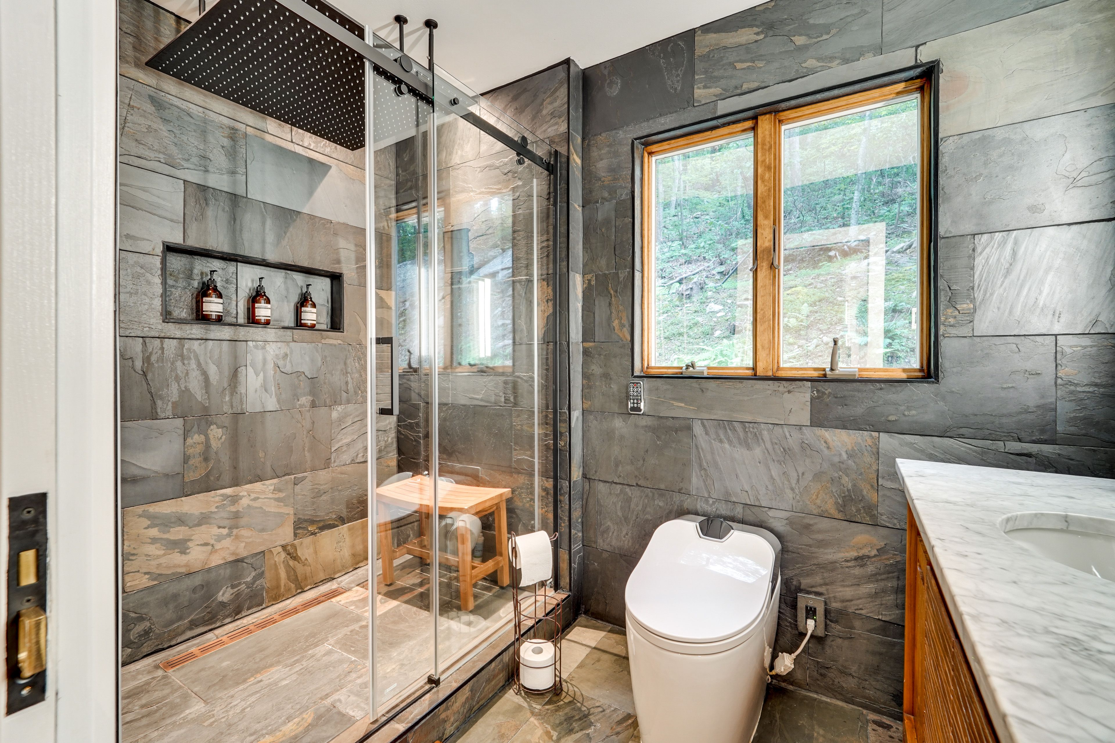 Full Bathroom | 1st Floor | Towels Provided