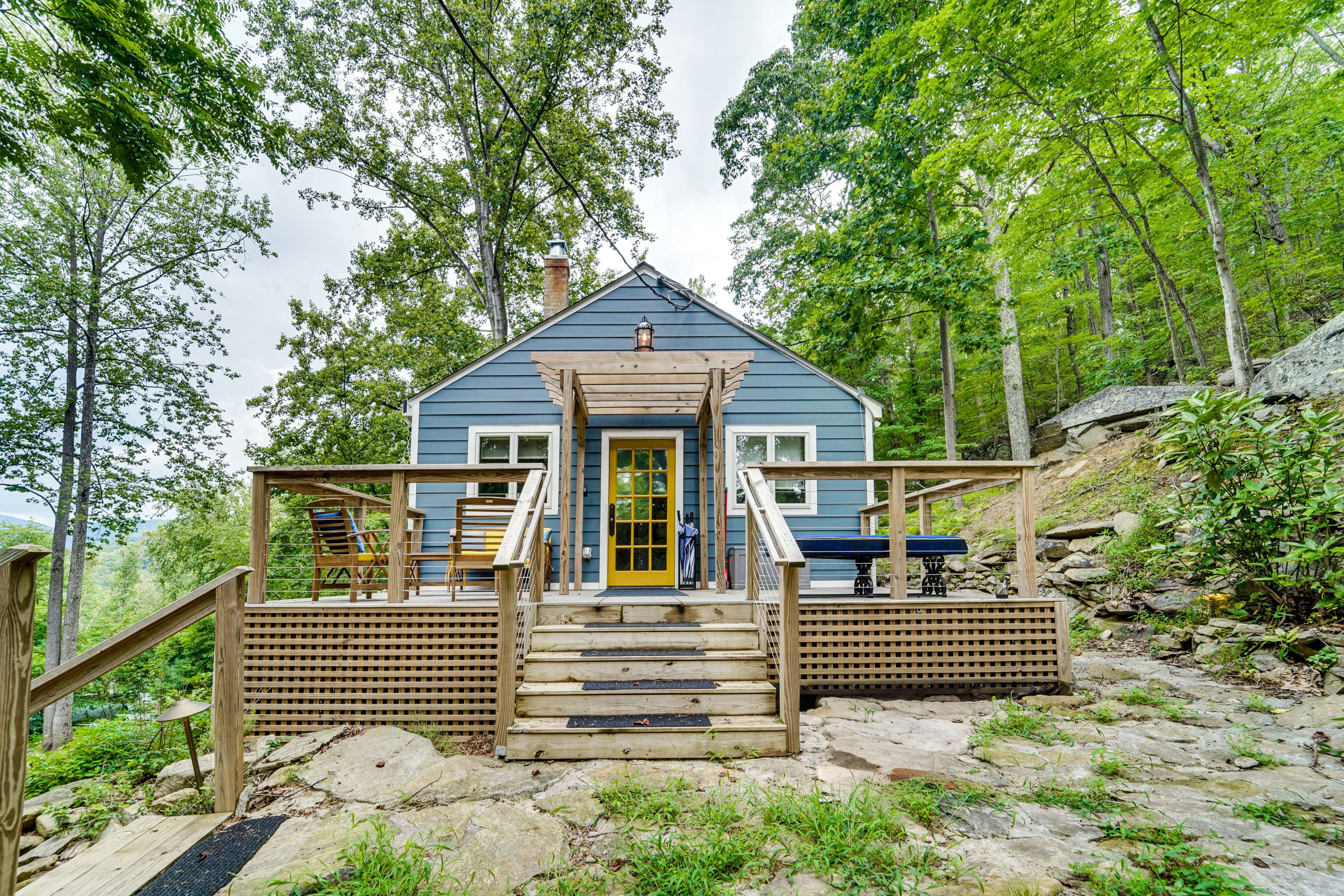 Stanardsville Vacation Rental | 2BR | 2BA | Stairs to Enter | 1,400 Sq Ft