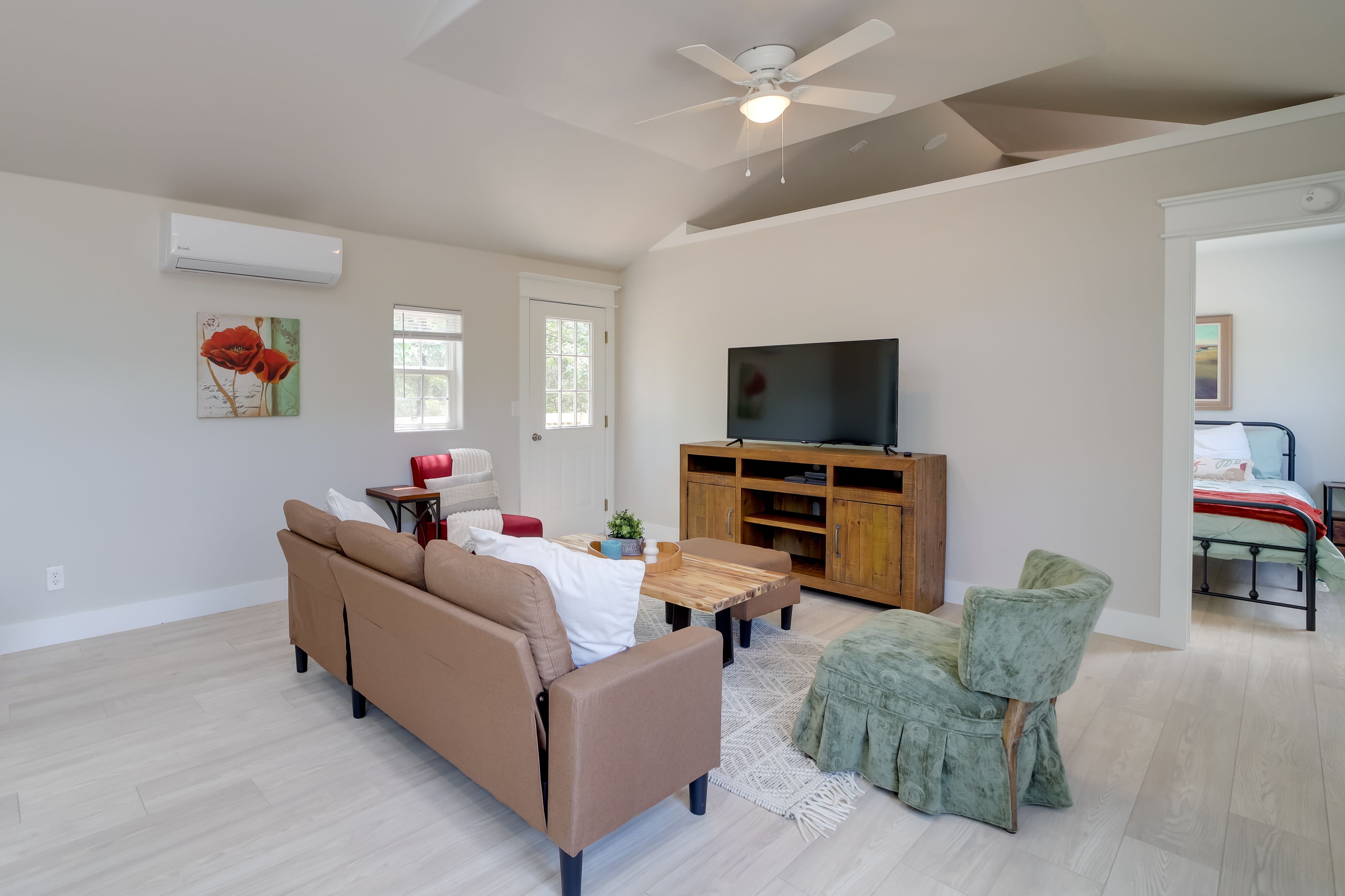 Living Room | Free WiFi | Smart TV