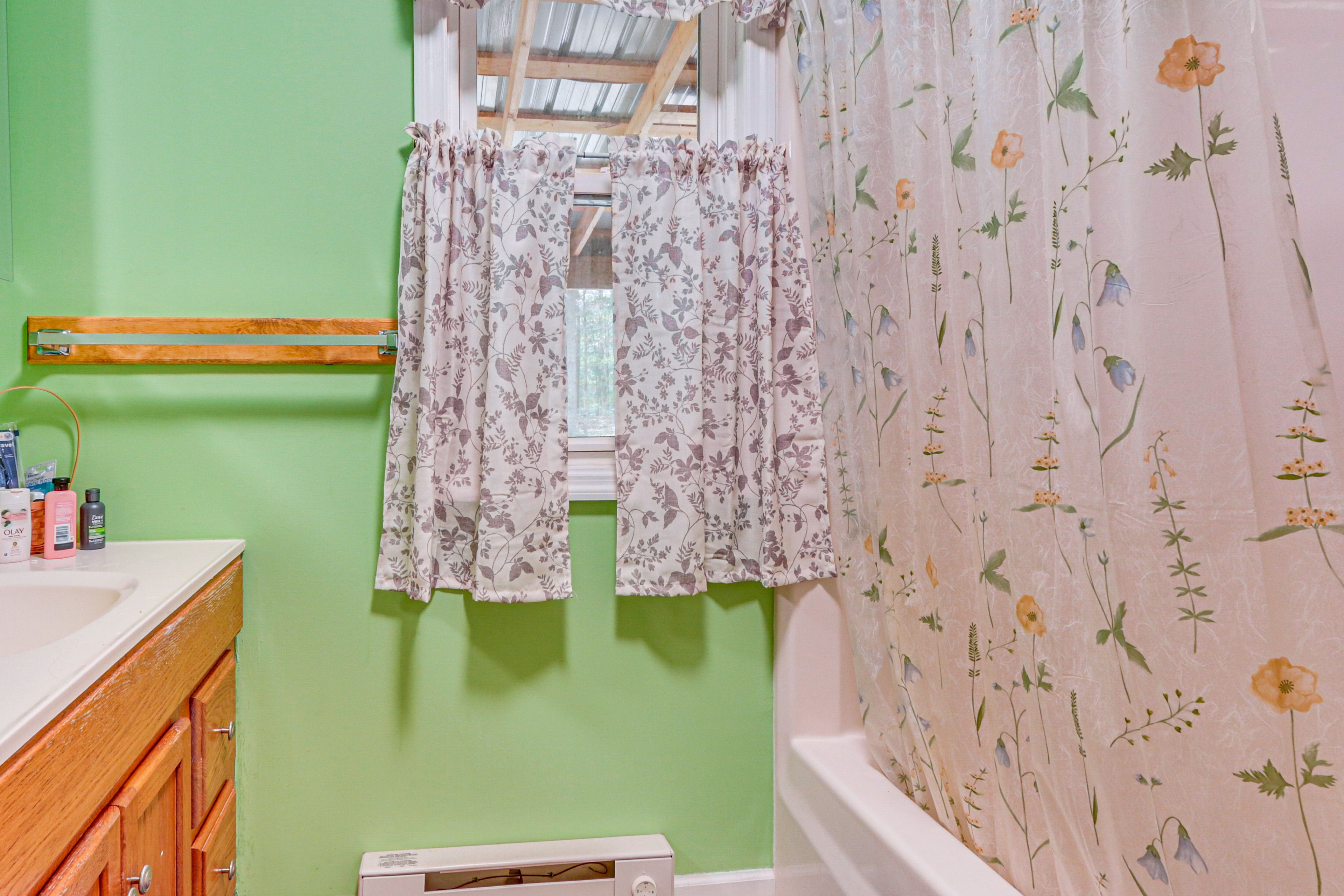 Full Bathroom | 1st Floor | Towels Provided
